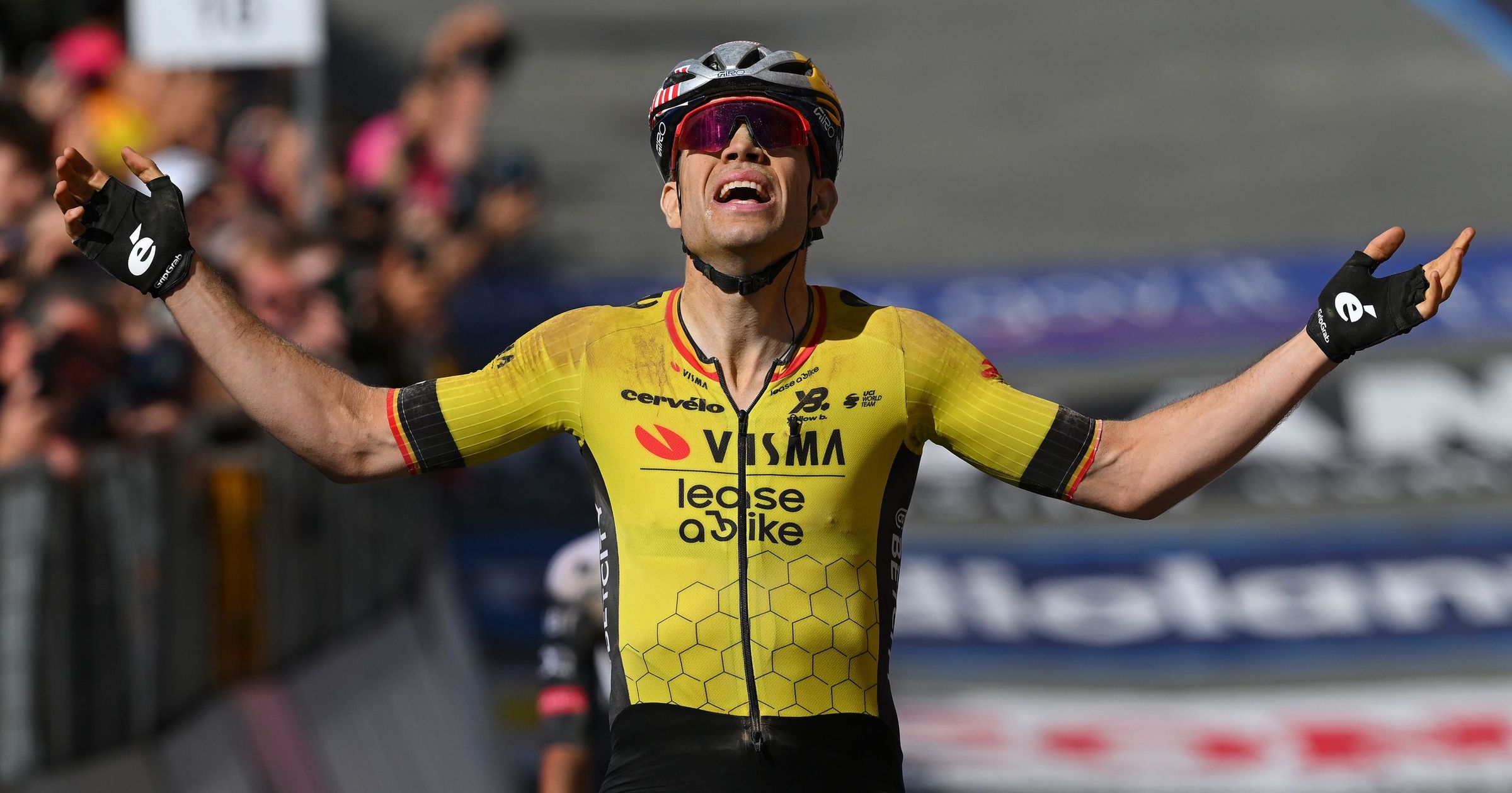 Örökre emlékezetes mini Strade Bianche a Girón: megtört a Van Aert-átok