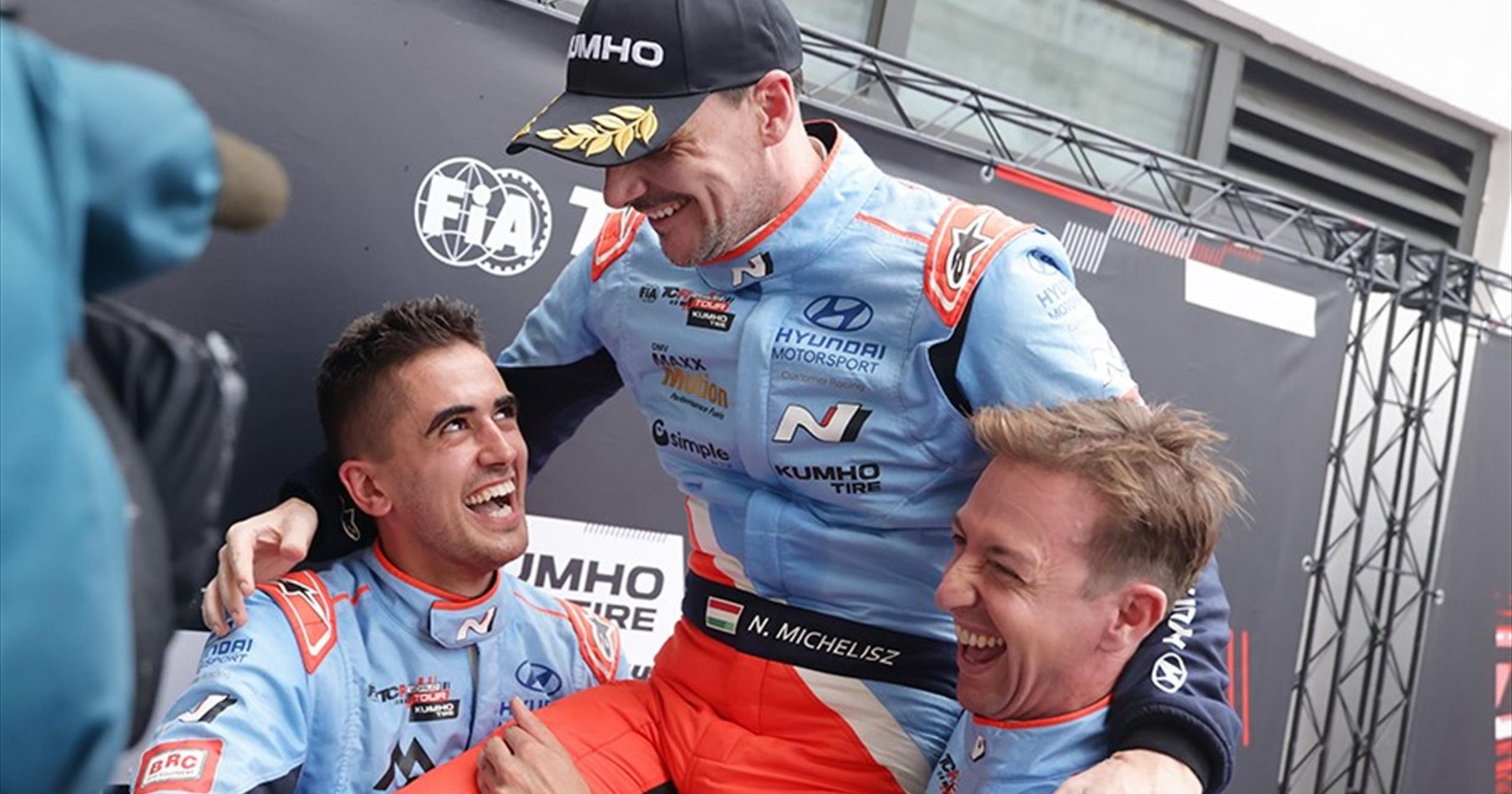 Michelisz Norbert őrületes csatában védte meg bajnoki címét a TCR World Tourban
