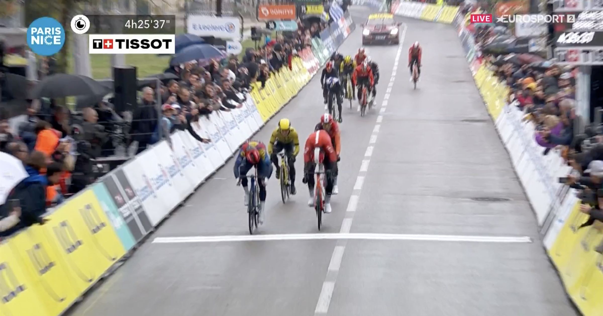 Pedersen lance de loin et résiste à Tarling : le sprint en vidéo thumbnail