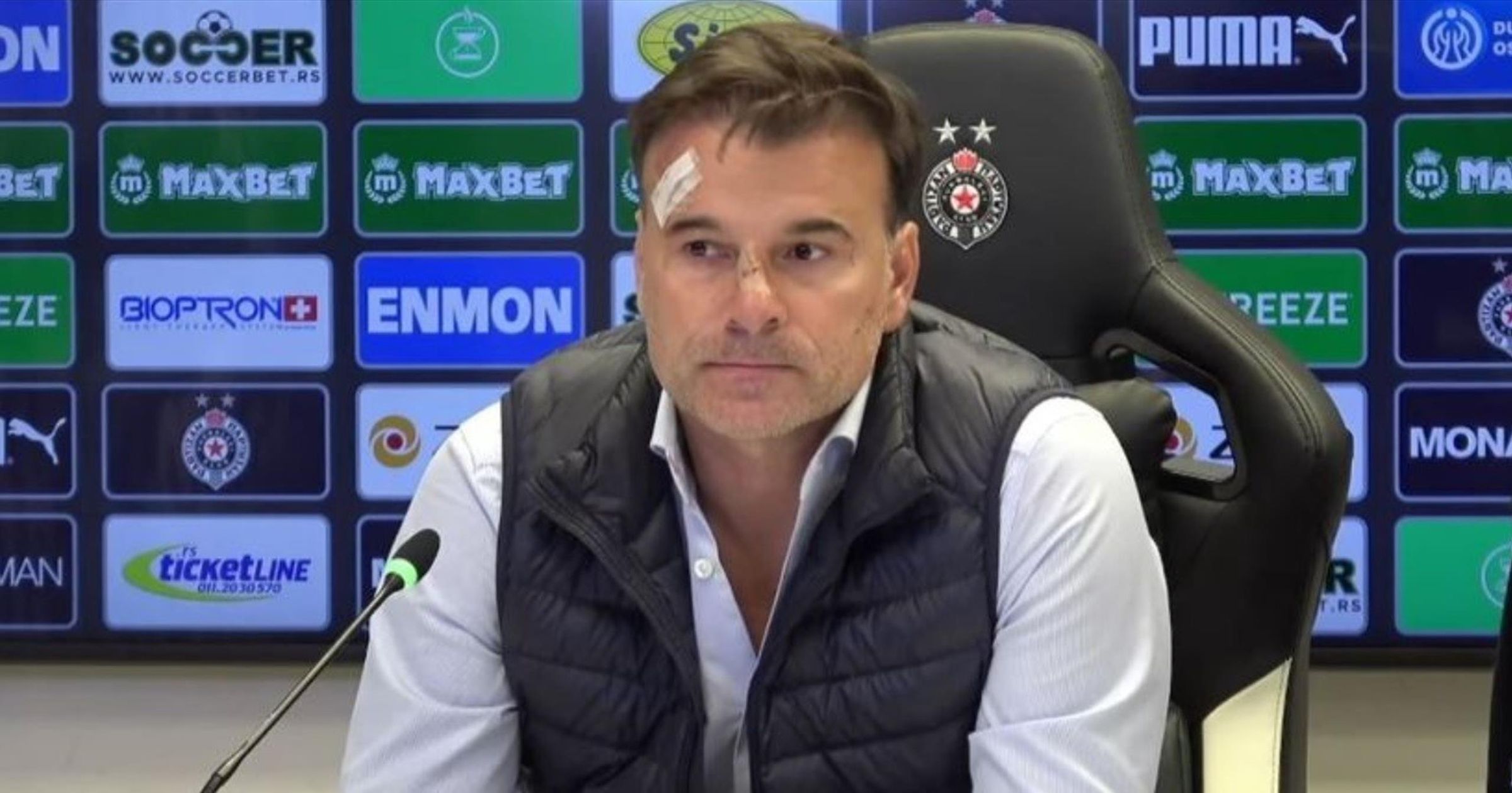 Balhé Belgrádban: a vezetőedzőnek is nekimentek a Partizan-drukkerek a csúfos vereség után