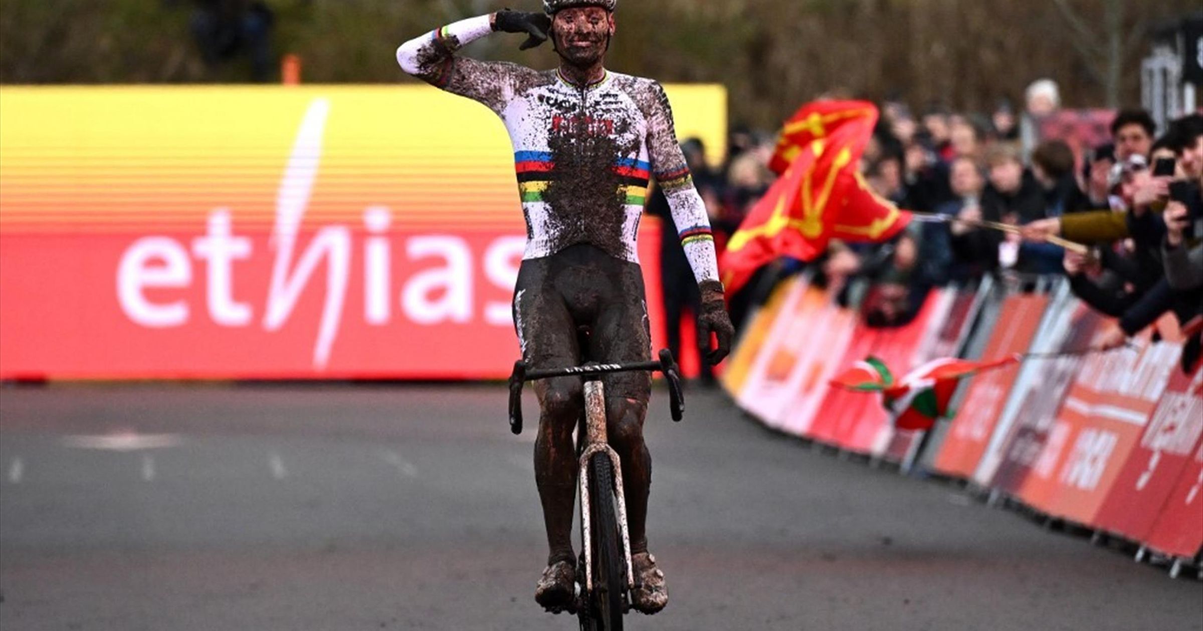 Elmaradt a nagy Van der Poel-Van Aert csata, a visszatérő holland sztár simán nyert