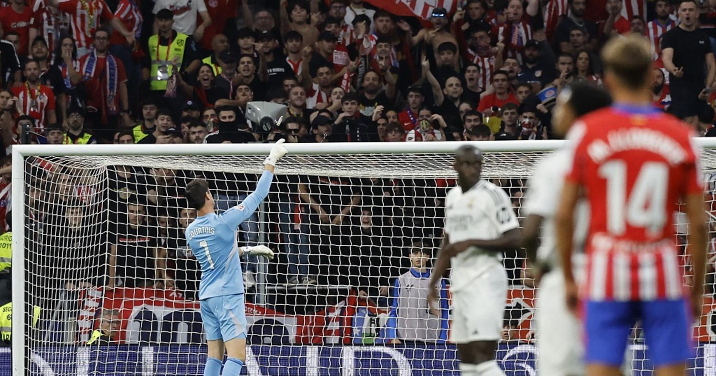 Szurkolói balhé miatt állt a madridi derbi, Simeone szerint nem szabadna provokálni a nézőket