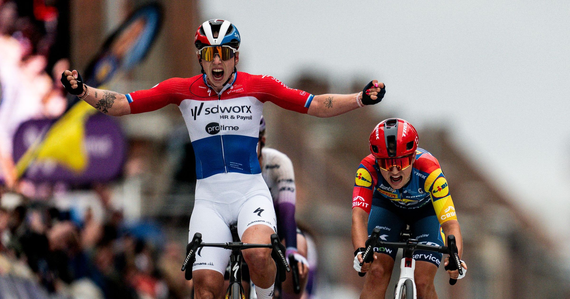 Lorena Wiebes, Gent-Wevelgem'de üst üste üçüncü zaferini elde etti!

‍♀️ Hollandalı yıldız, bu sonuçla kariyerinin 123. galibiyetine ulaştı.

⭐ Fleur Moors yarışı ikinci sırada tamamlarken, podyumun üçüncü basamağında Karlijn Swinkels yer aldı.