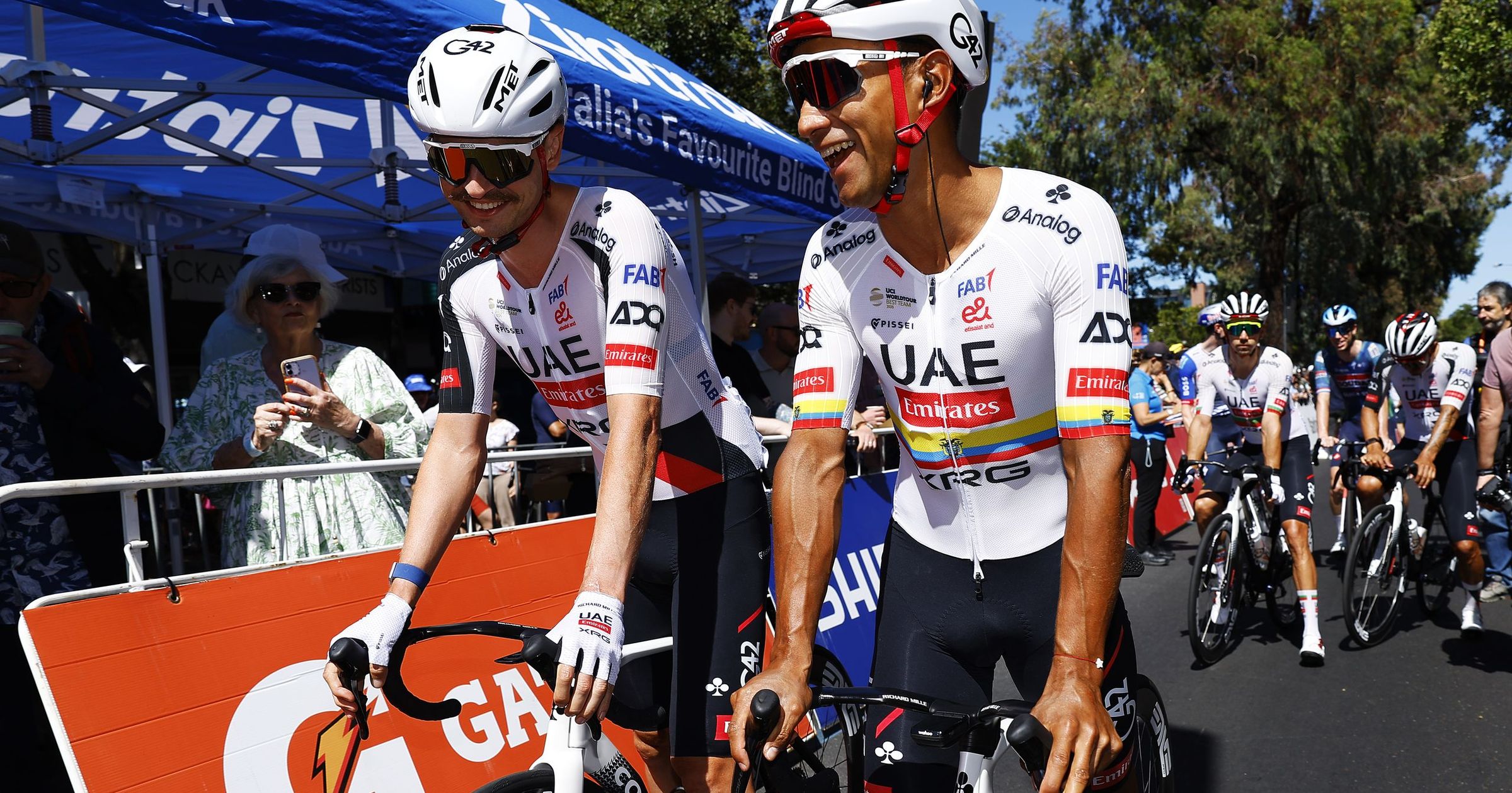 "Simplement trop fort" : Pogacar encore au vert, mais UAE carbure déjà