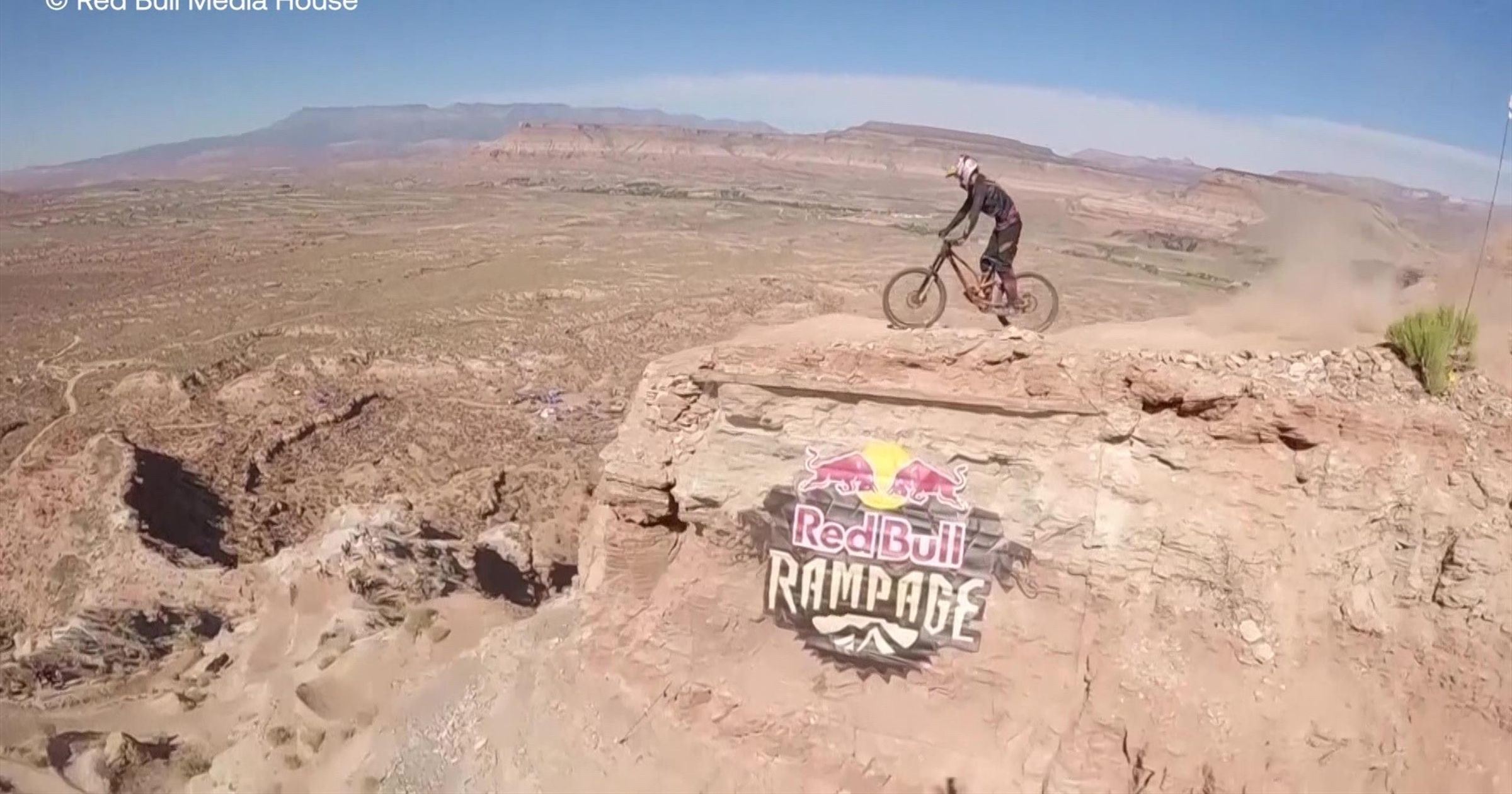Un décor de rêve, des riders déjantés et des tricks fous : bienvenue au Crimson Bull Rampage thumbnail