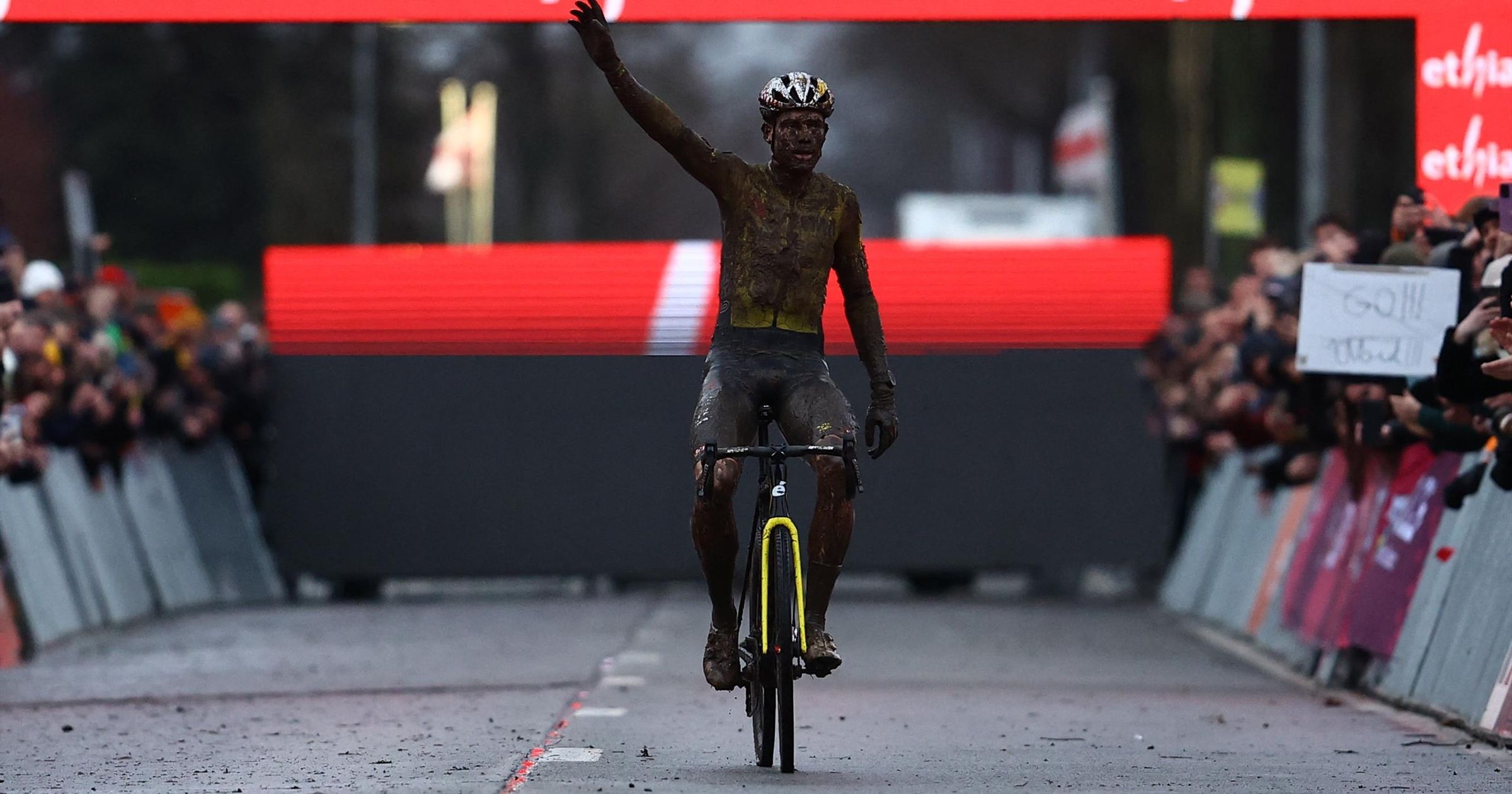 Copa del Mundo Dendermonde | Van Aert baja al barro para su segunda victoria en menos de 48 horas - Ciclocross vídeo - Eurosport