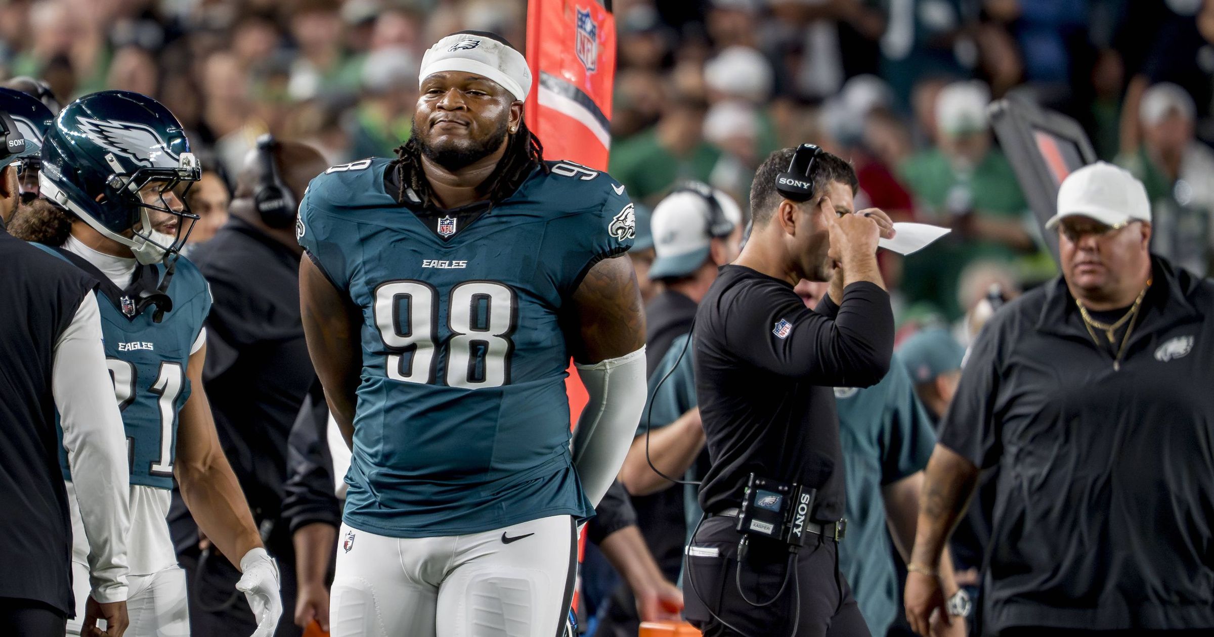 NFL: Philadelphia Eagles besiegen Dallas Cowboys nach Spuck-Attacke von ...