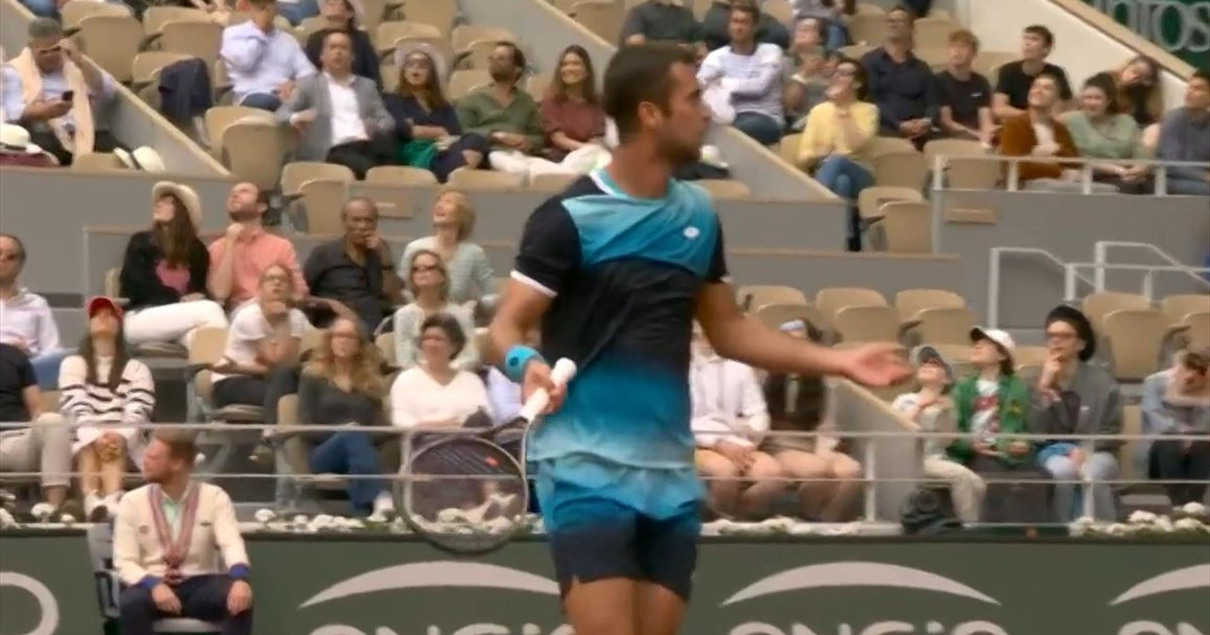 French Open: Laslo Djere schlägt gegen Daniil Medvedev Ball fast aus ...