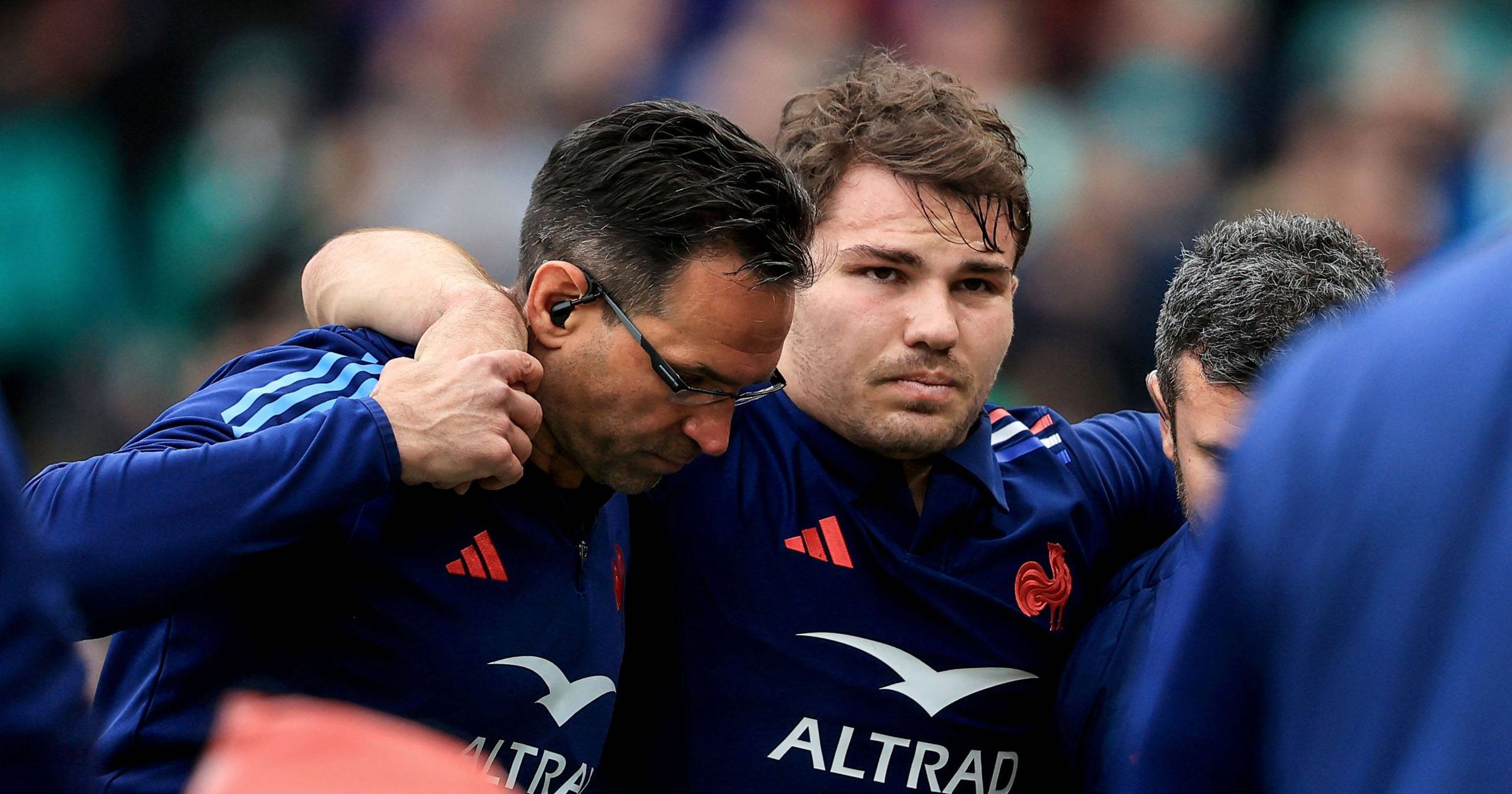 Tournoi des 6 Nations | Malgré sa blessure, Antoine Dupont reste avec le XV  de France - Eurosport