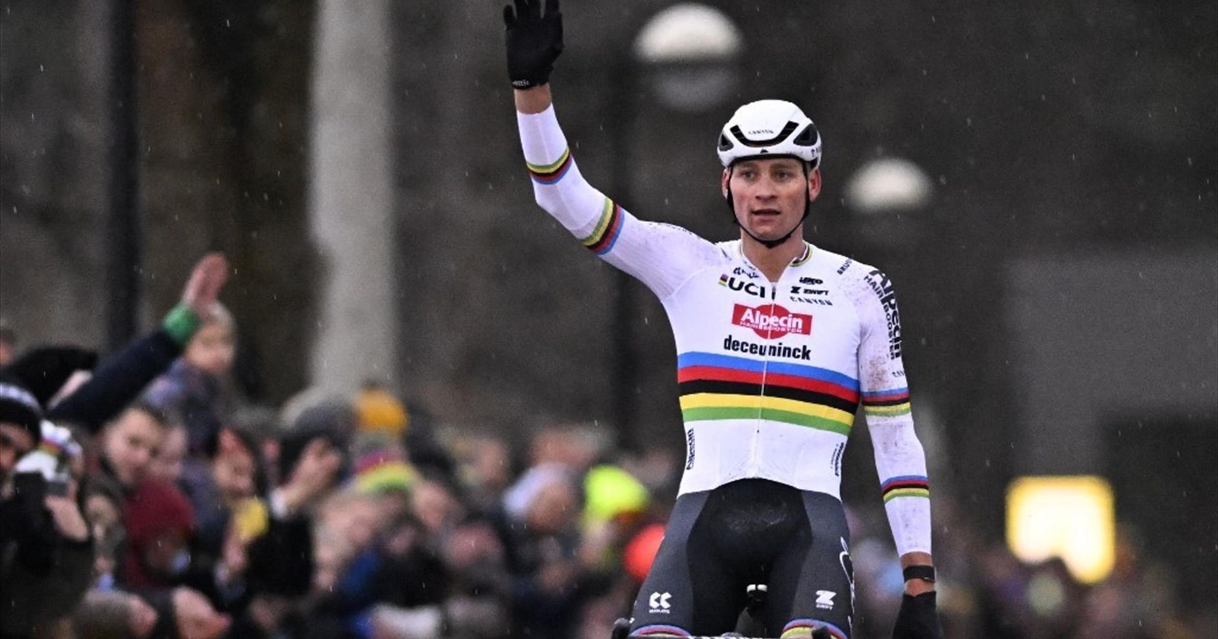 Csak a szokásos: Van der Poel a második versenyét is simán nyerte