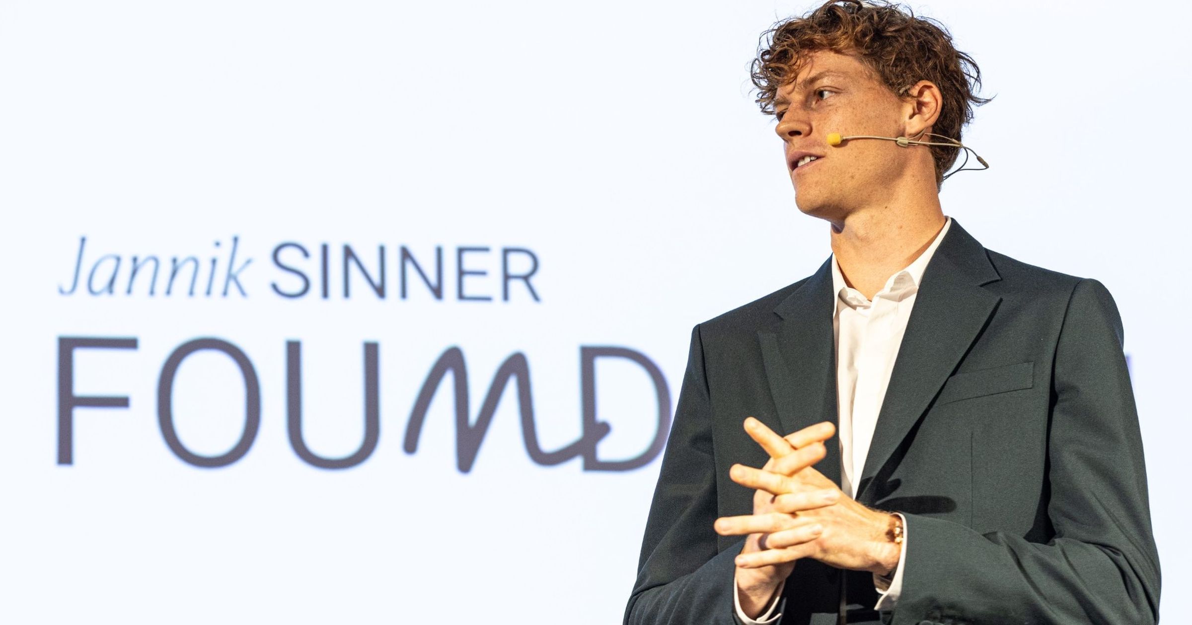 Jannik Sinner presenta la sua fondazione a Milano: 
