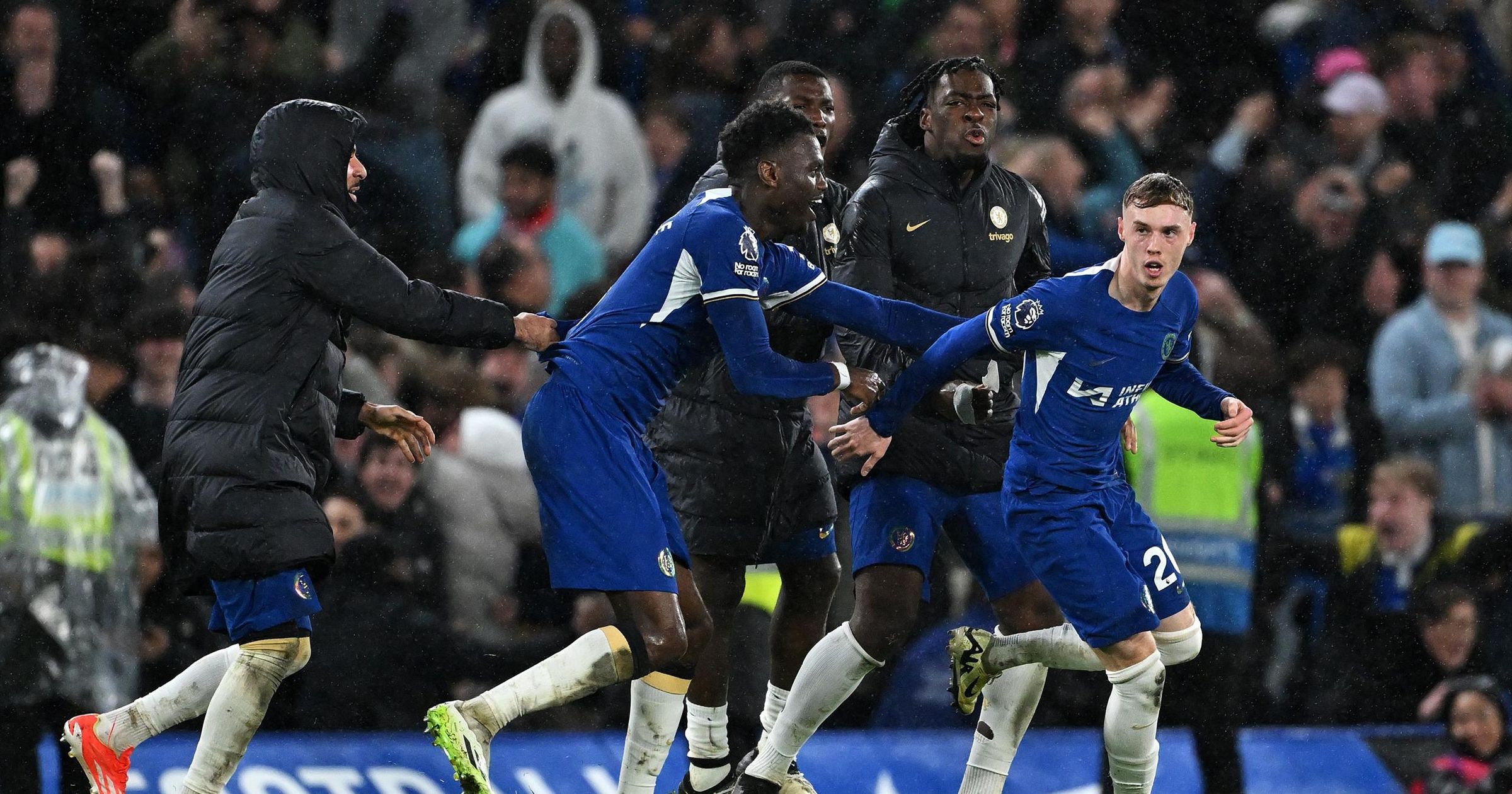 Chelsea 4 3 Manchester United Cole Palmer scores twice in added time as Chelsea stun Man Utd in chaotic affair Eurosport