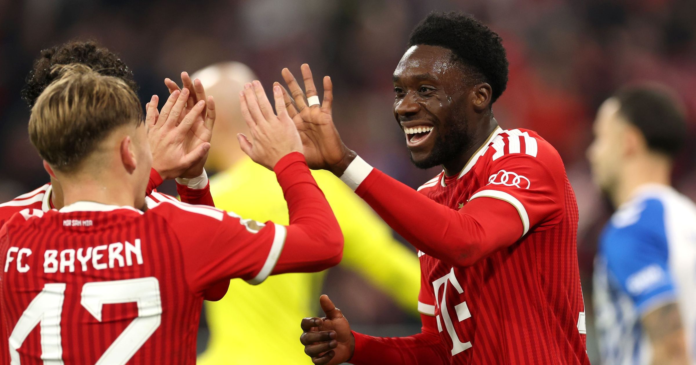 FC Bayern München: Alphonso Davies glänzt in neuer alter Rolle auf dem ...