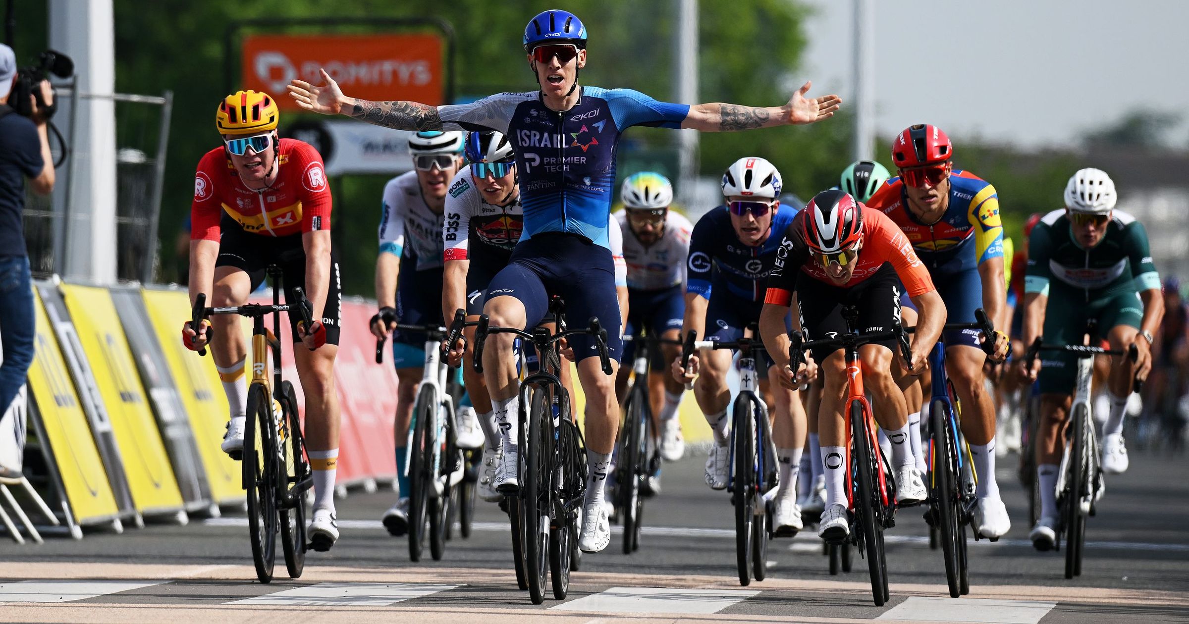 Nem Milan, nem Van der Poel, Stewart nyerte a Dauphiné csütörtöki sprintjét