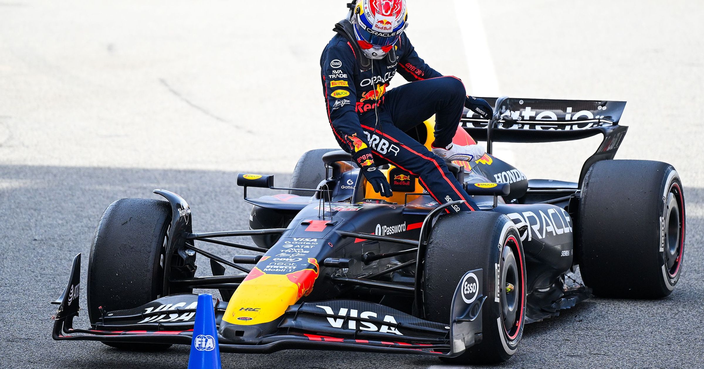 Williams-remeklés és piros zászló, Verstappen az élen, Leclerc összetörte a Ferrarit