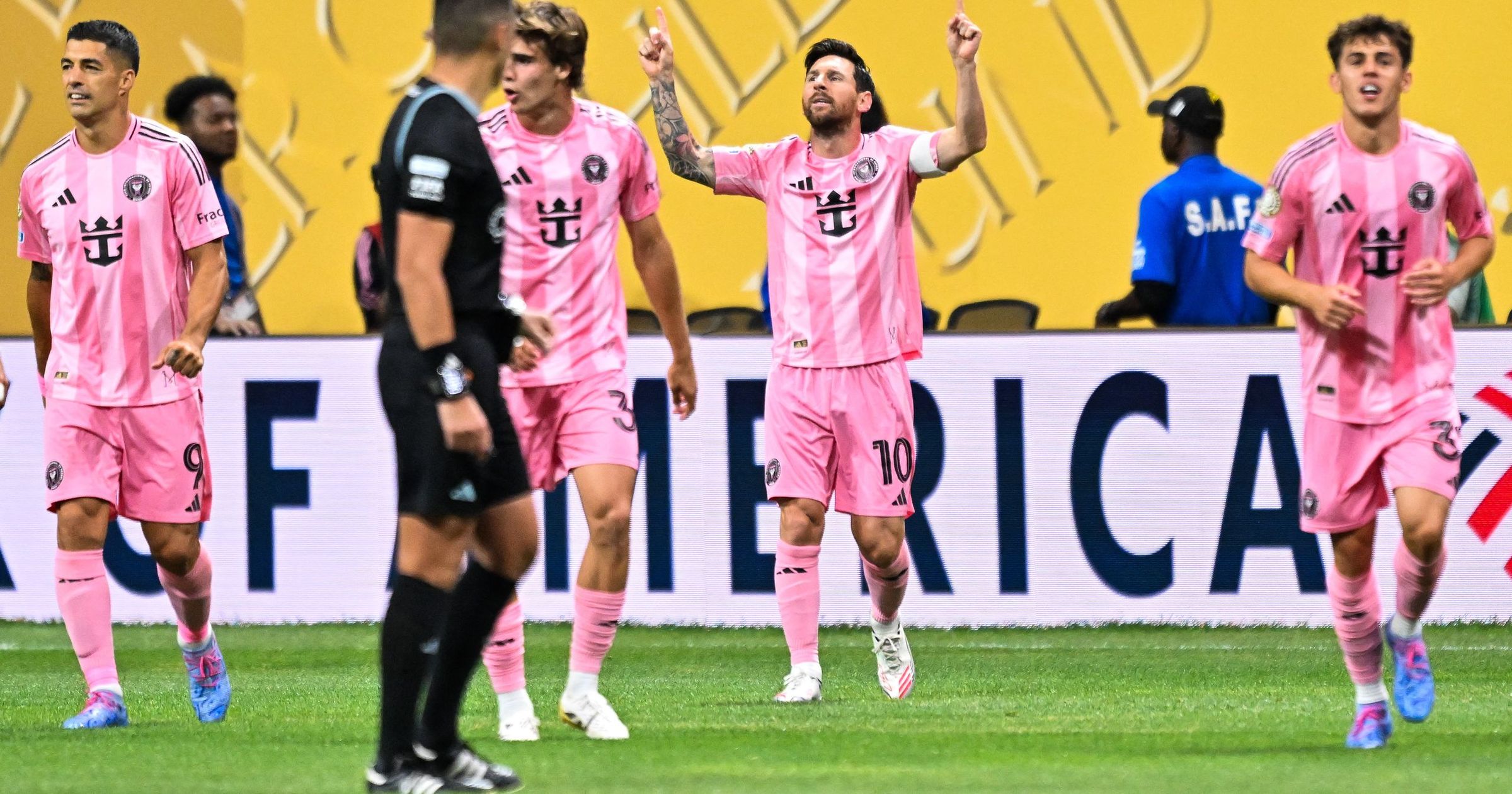 Messi pompás gólt szerzett szabadrúgásból a Porto ellen