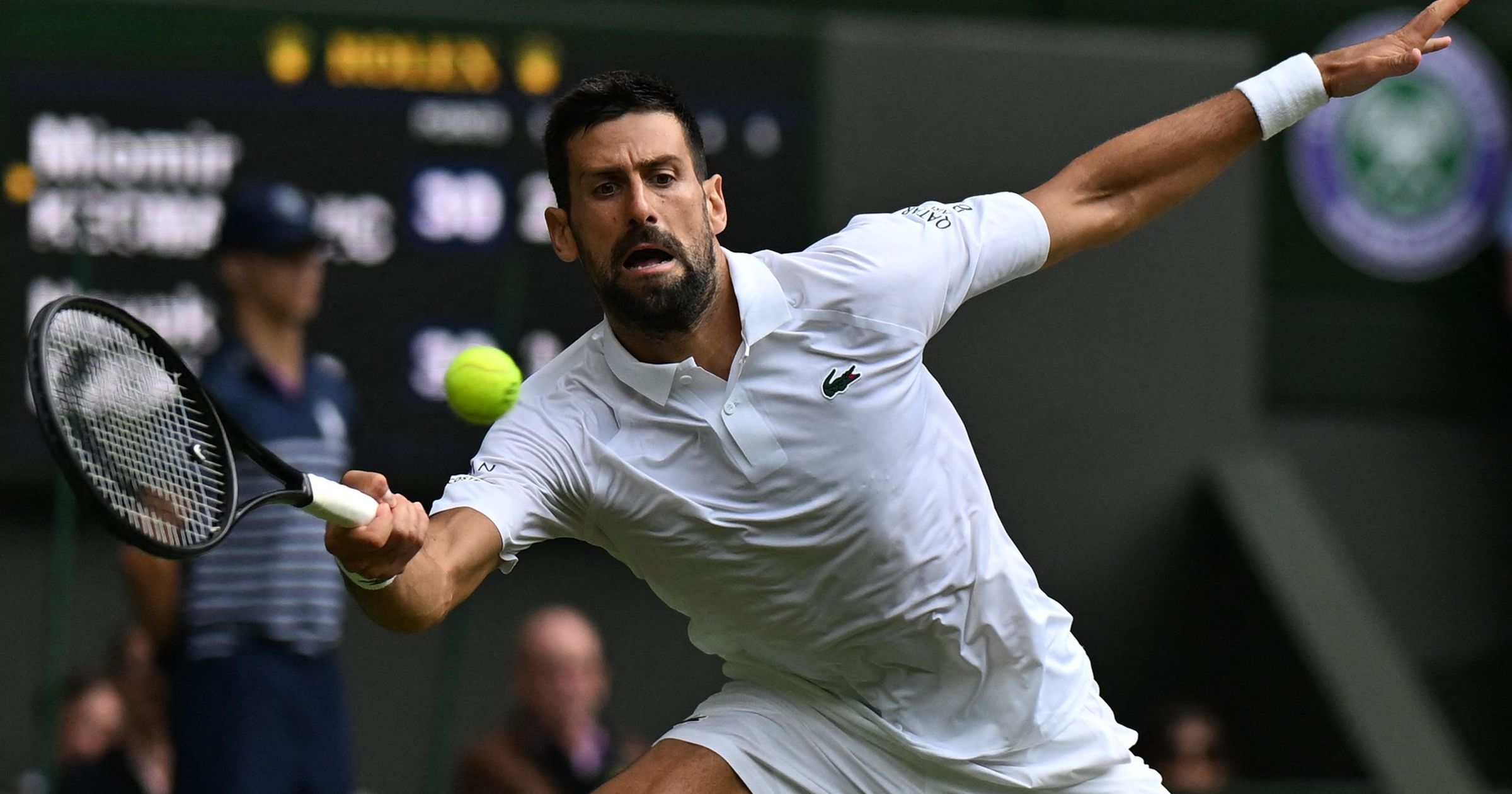 Novak Djokovic tikt Miomir Kecmanovic van kastje naar de muur - speelt