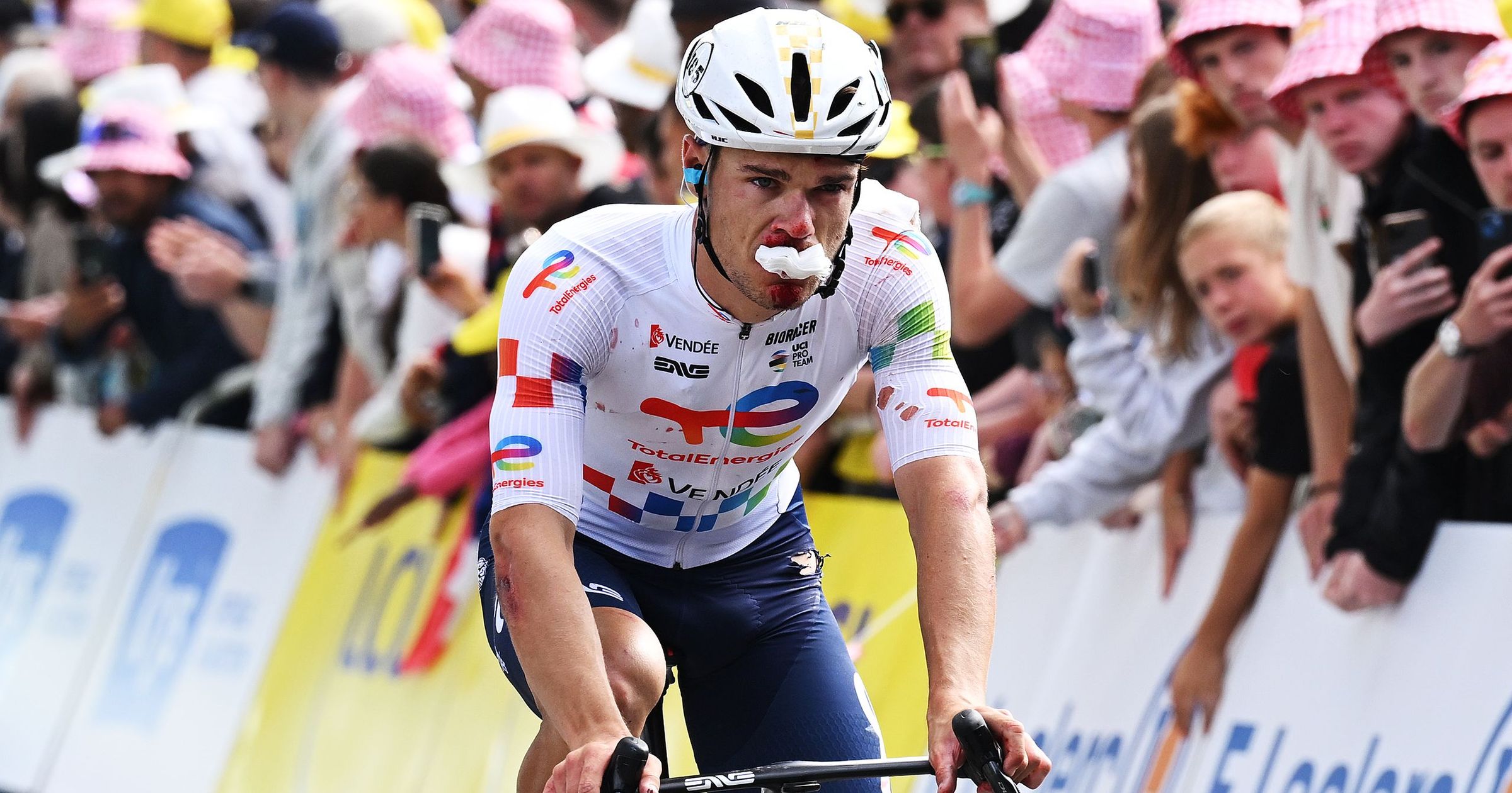 Vidéo. Tour des Flandres : énorme chute dans le peloton à mi-course
