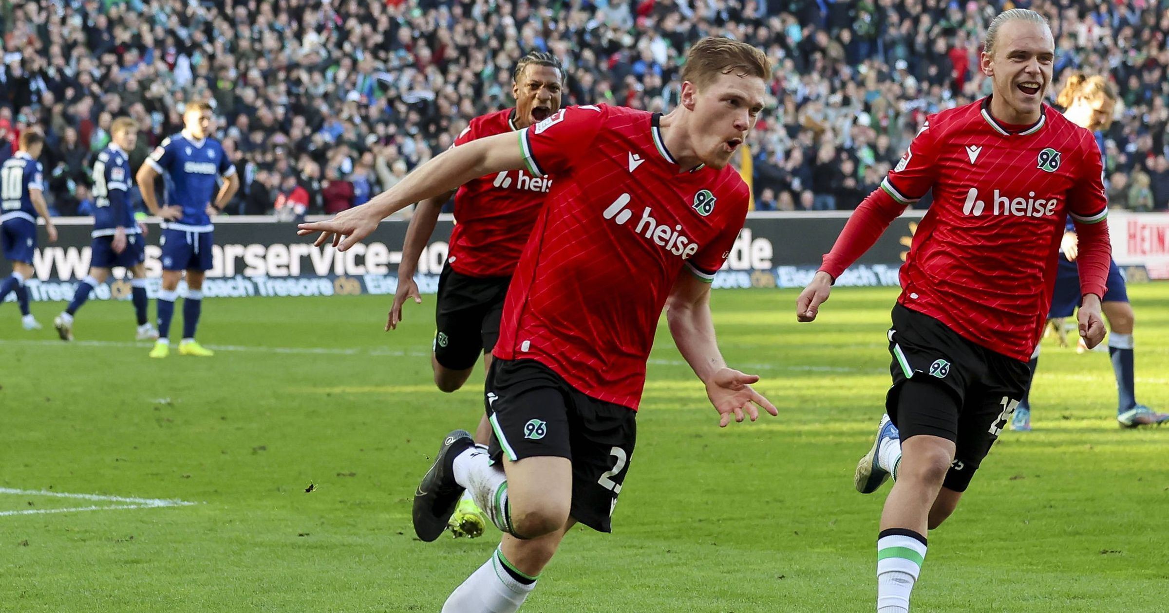 2. Liga: Hannover 96 schlägt den Karlsruher SC im Topspiel und erobert ...