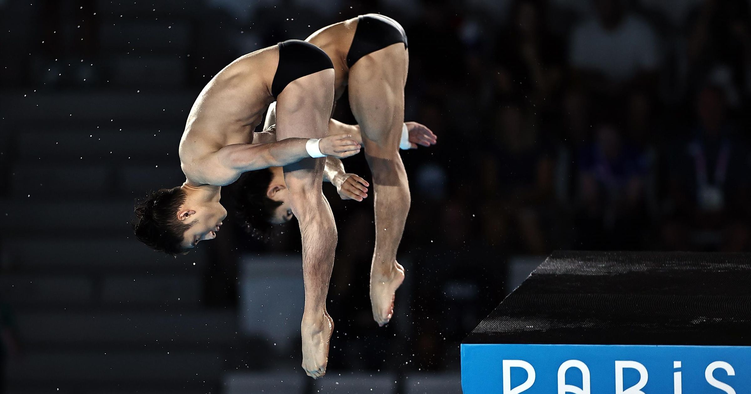 Lian Junjie und Yang Hao holen sich im Synchronspringen vom Turm ...