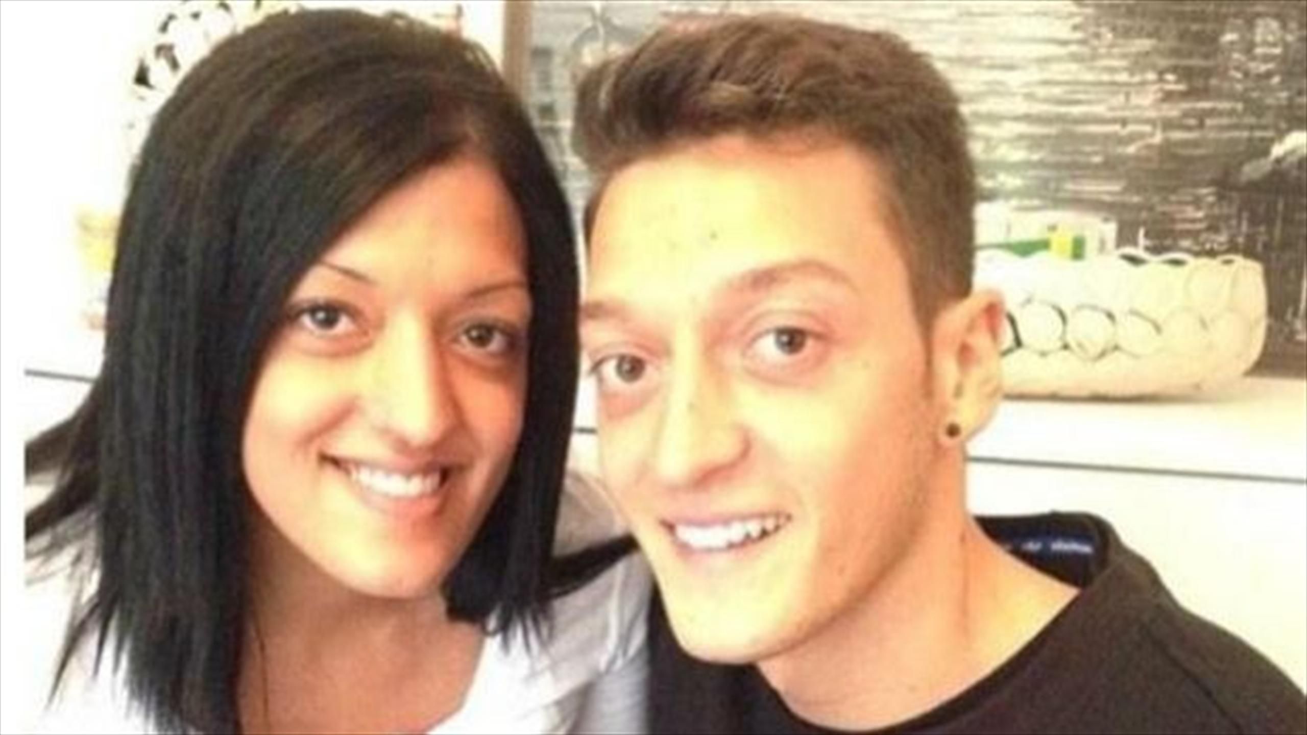 El Increible Parecido De Ozil Y Su Hermana Eurosport