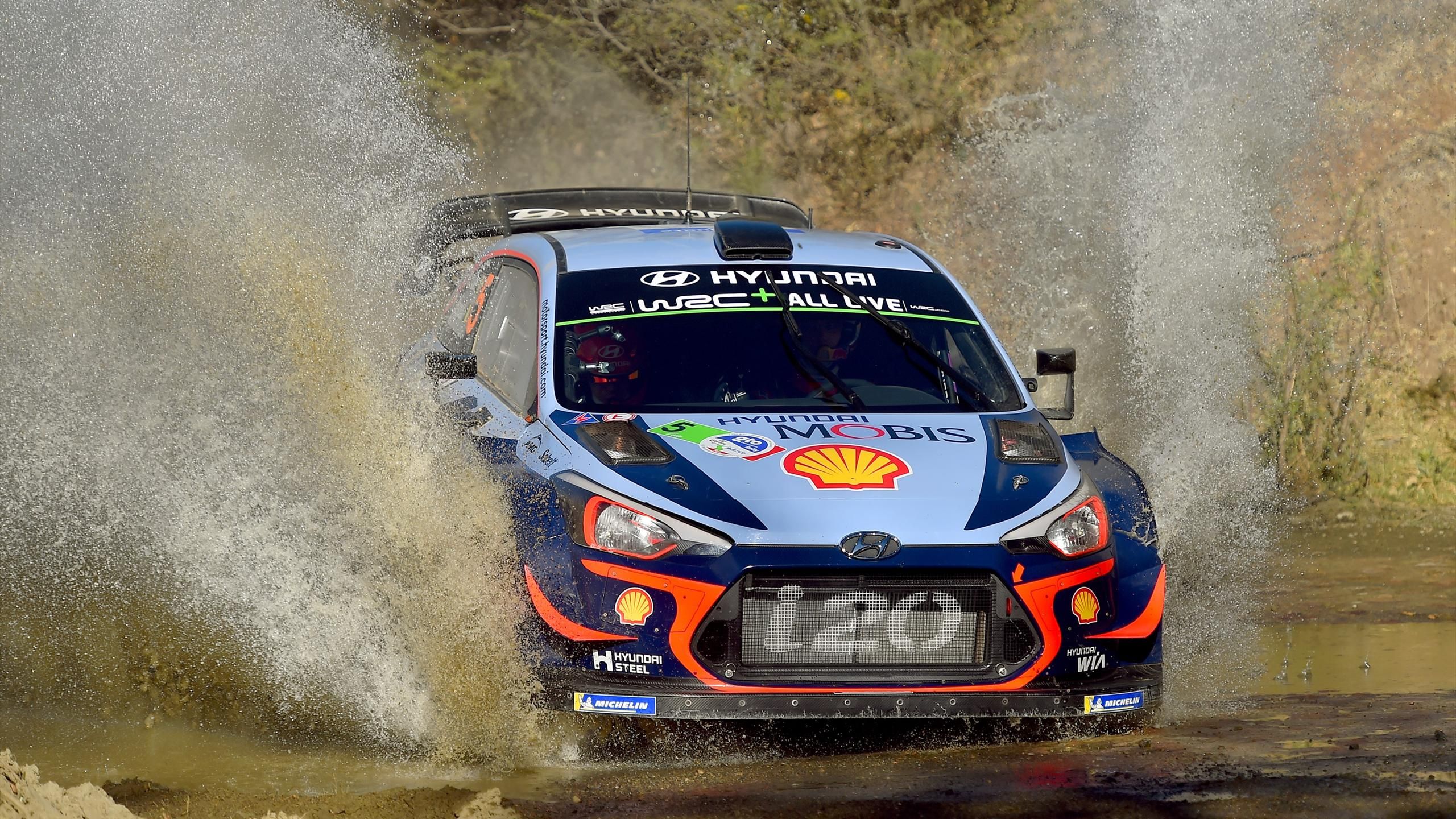 test crash leaves thierry neuville s