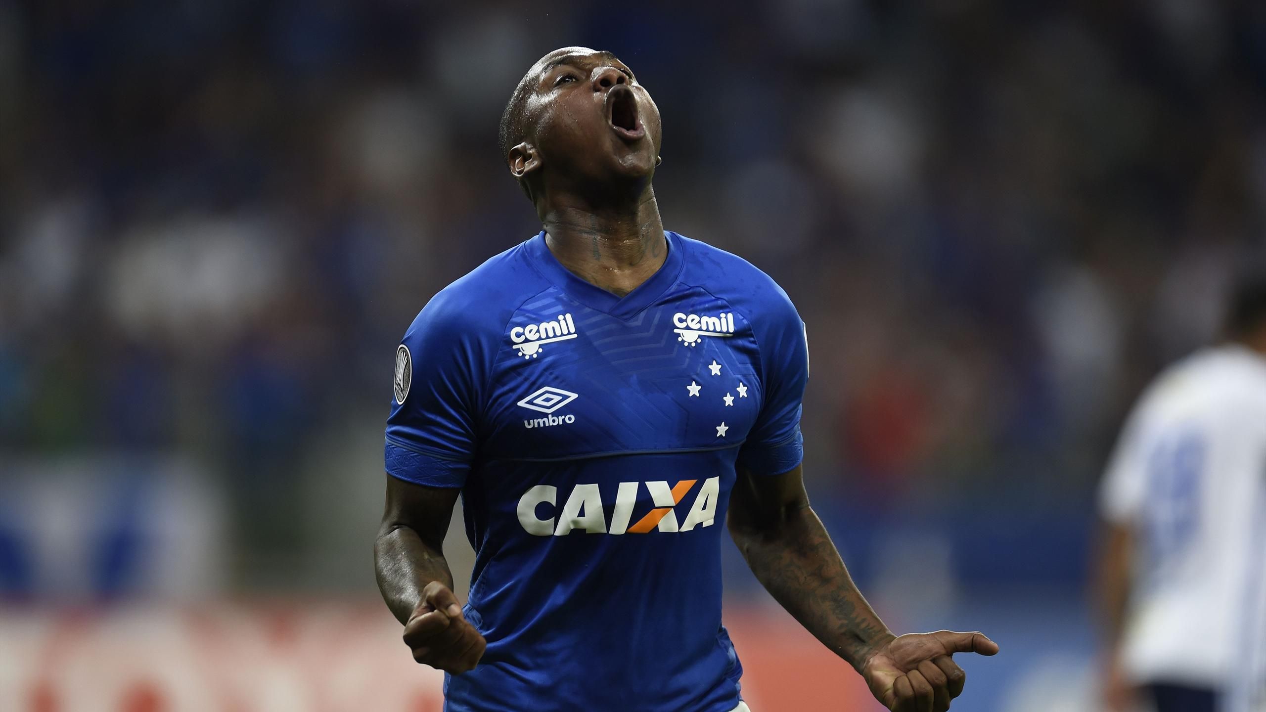 Belo Horizonte Sassa Von Cruzeiro Ec Tauscht Trikots Und Ticket Gegen Benzin Eurosport