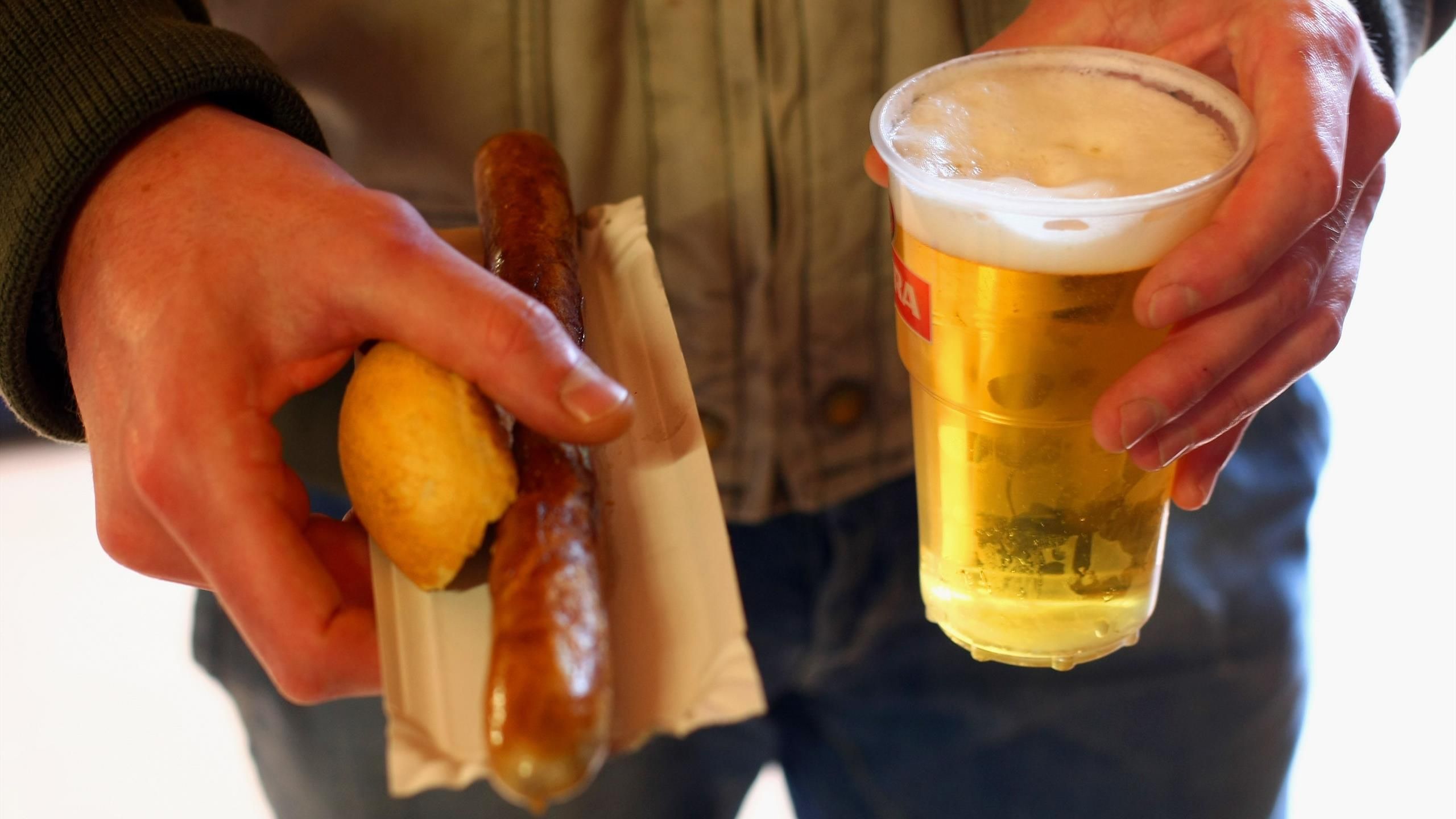 Soviel Kosten Bier Und Bratwurst In Der Bundesliga Eurosport