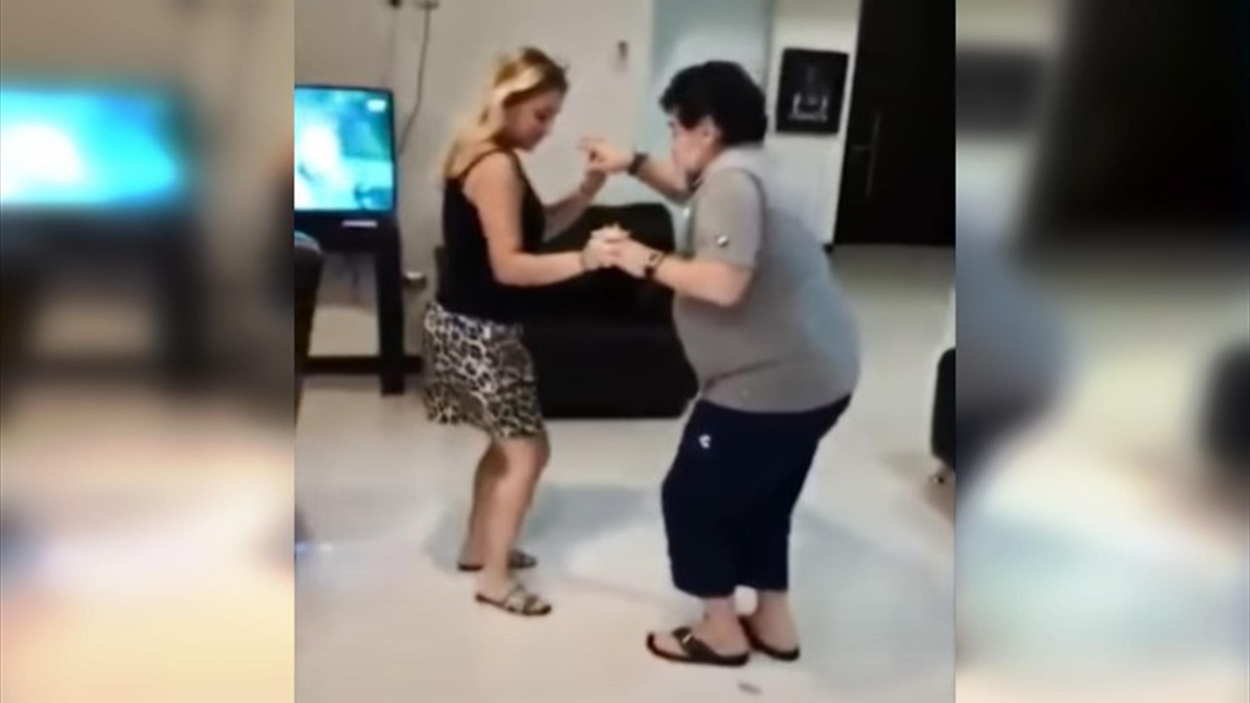 maradona spustil s sebya shtany i pokazal