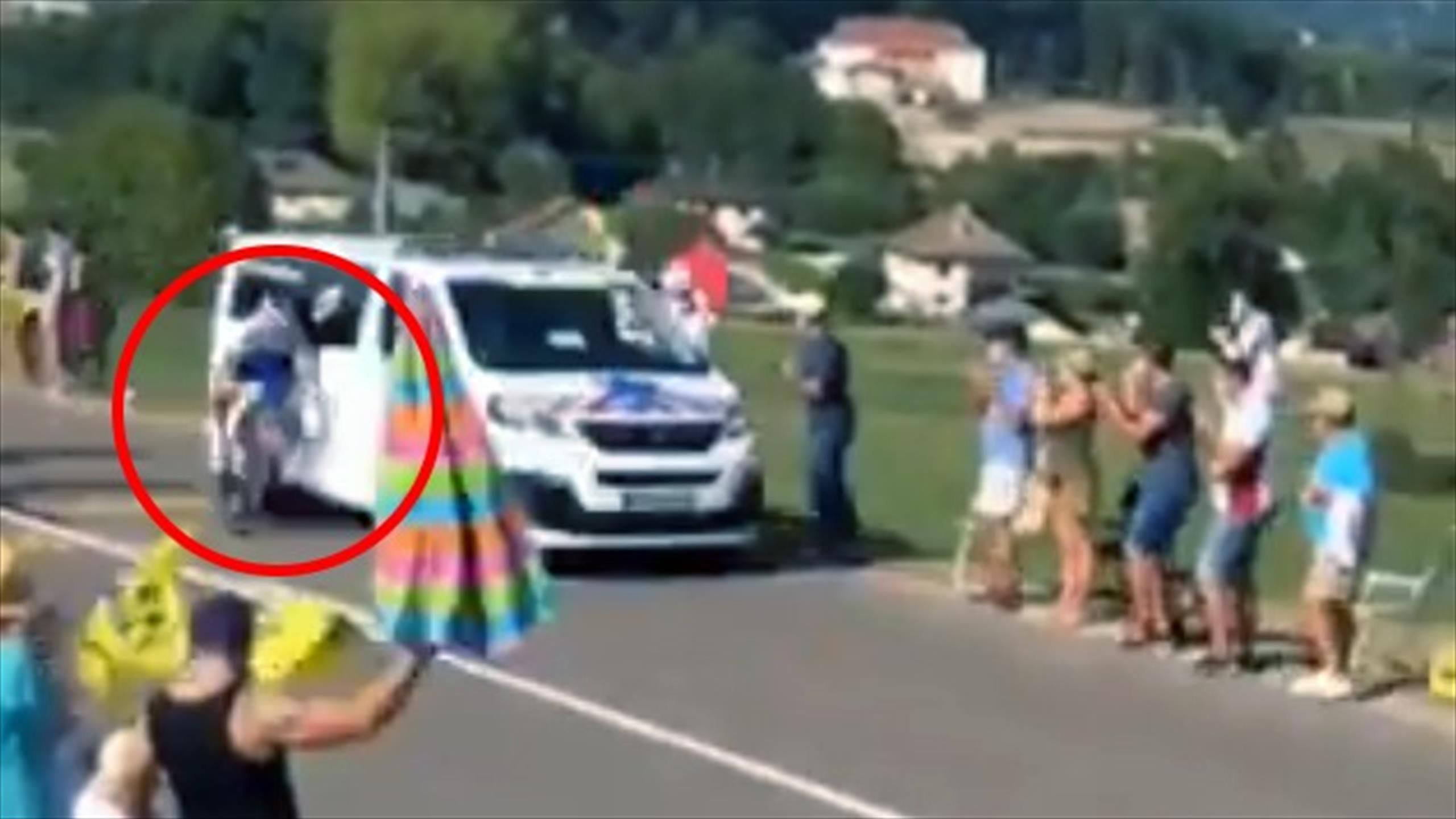 krasser tour unfall krankenwagen fahrt profi im rennen um eurosport
