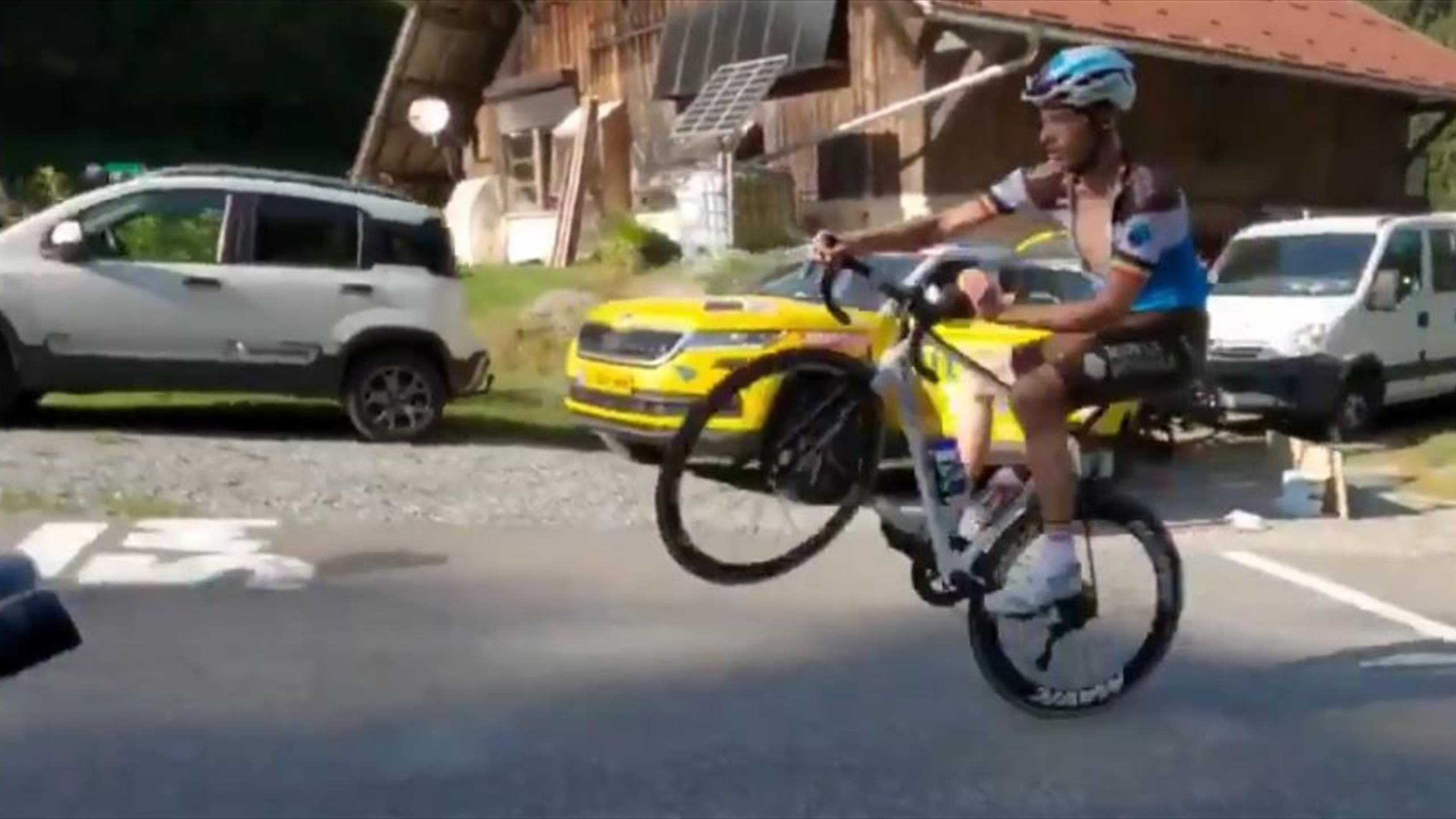 Monster Wheelie Bei Tour Etappe Naesen Zeigt Seine Kunste Radsport Video Eurosport