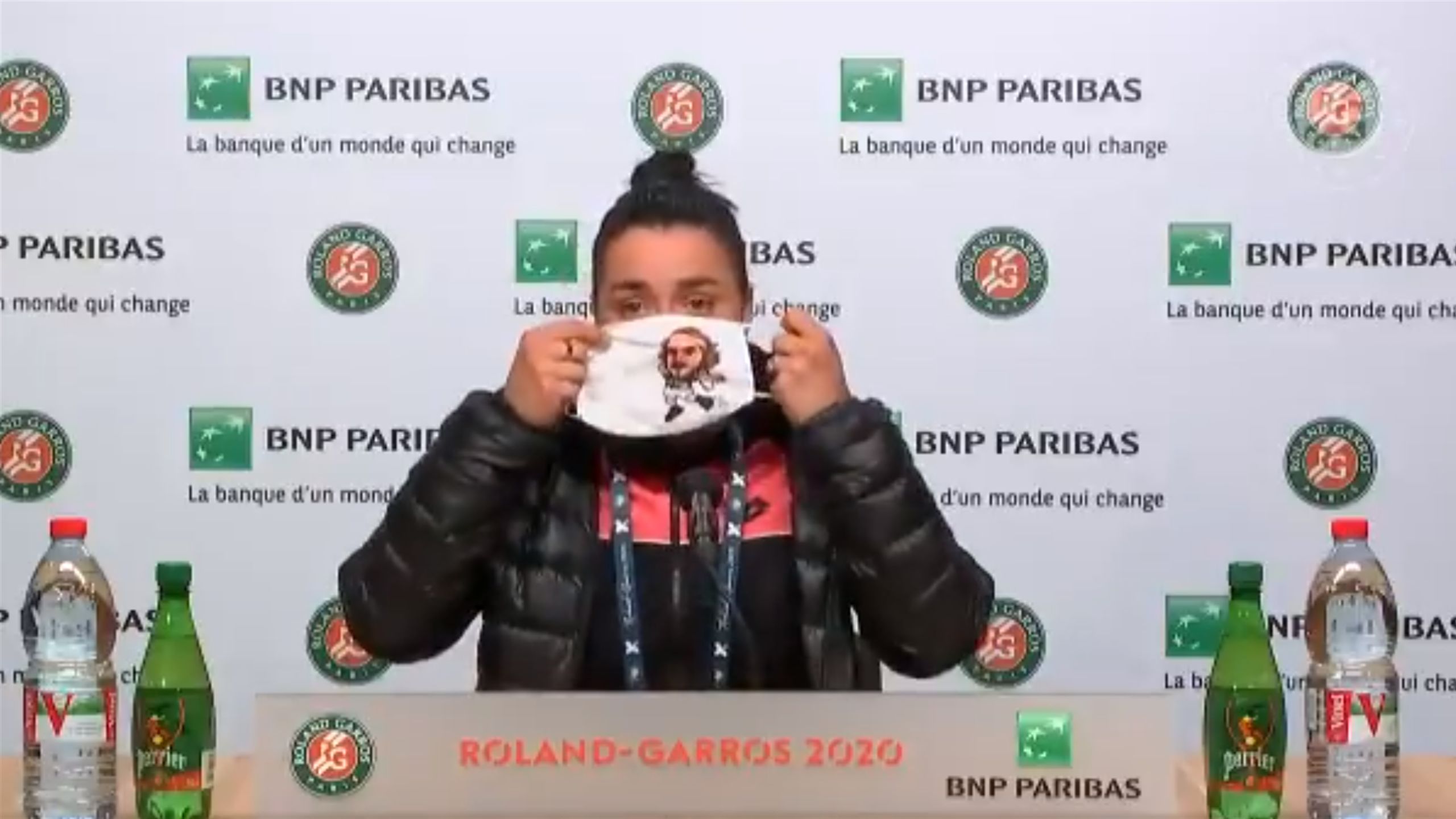 French Open 2020 Amusing Moment Ons Jabeur Wears Stefanos Tsitsipas Mask In Press Conference Eurosport