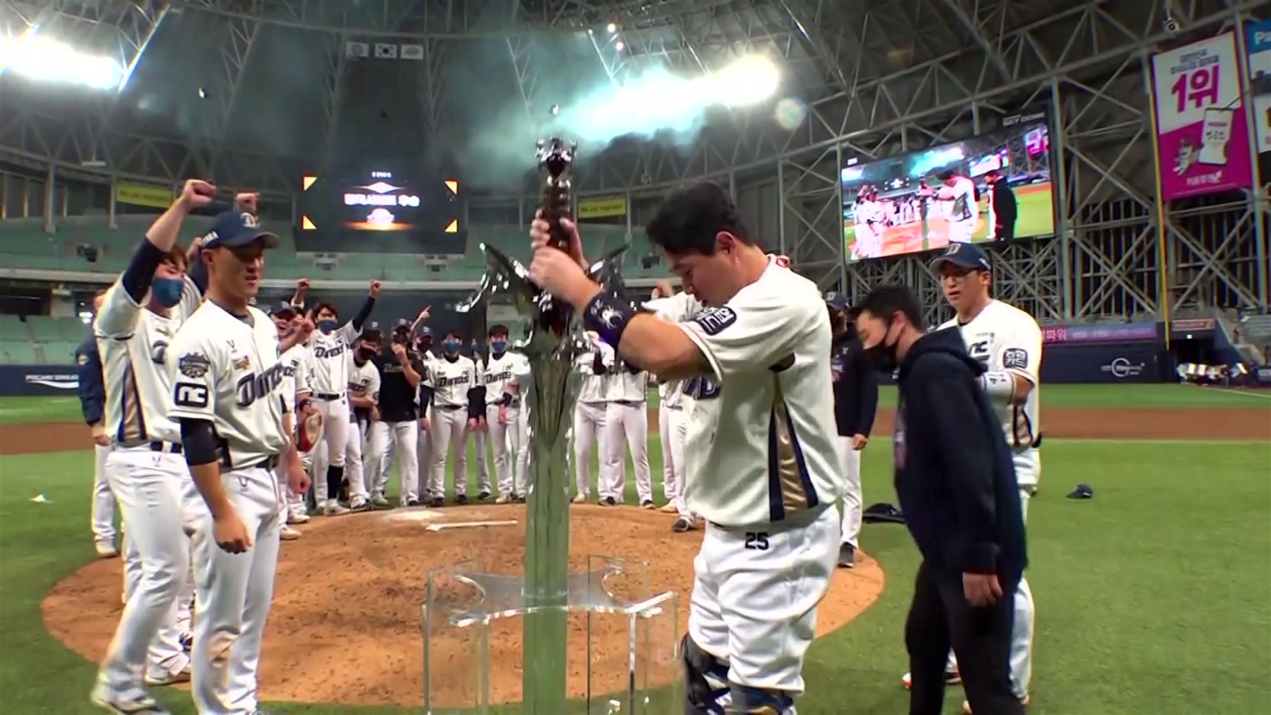 Best trophy of the year? South Korean basketball team wield a sword in dramatic ceremony - Baseball / Softball video