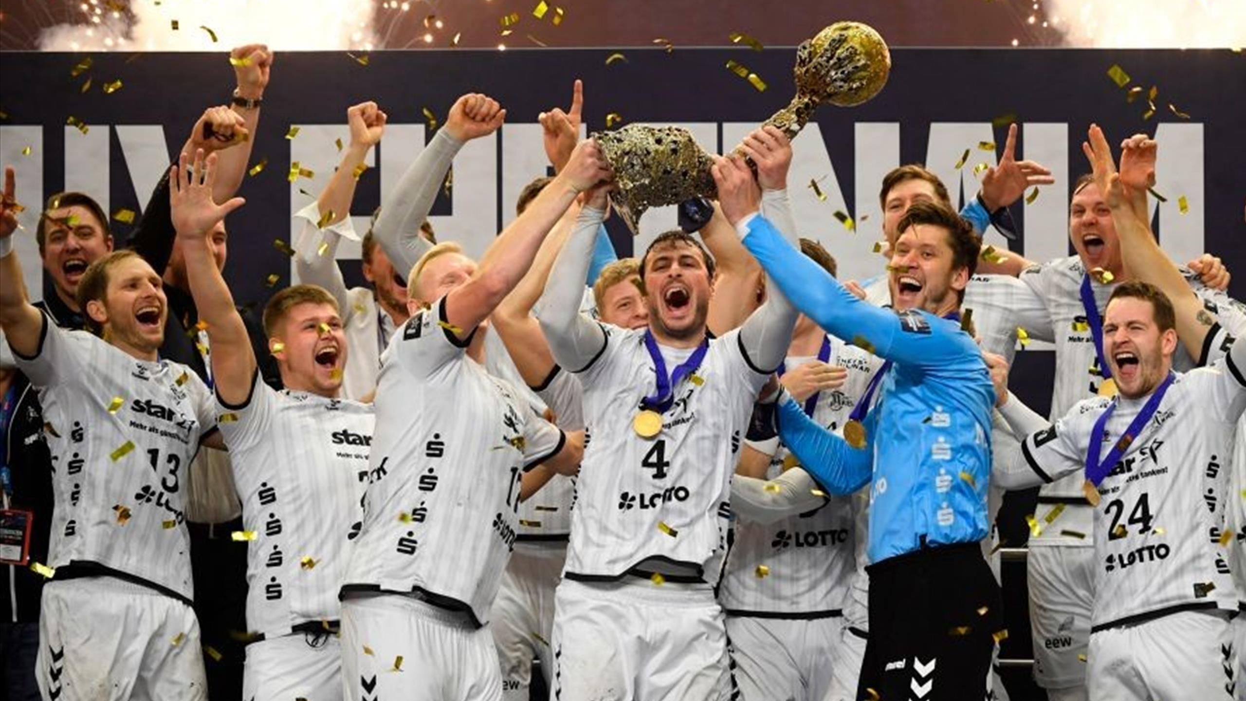 Handball Champions League THW Kiel erhält die Trophäe - Handball Video