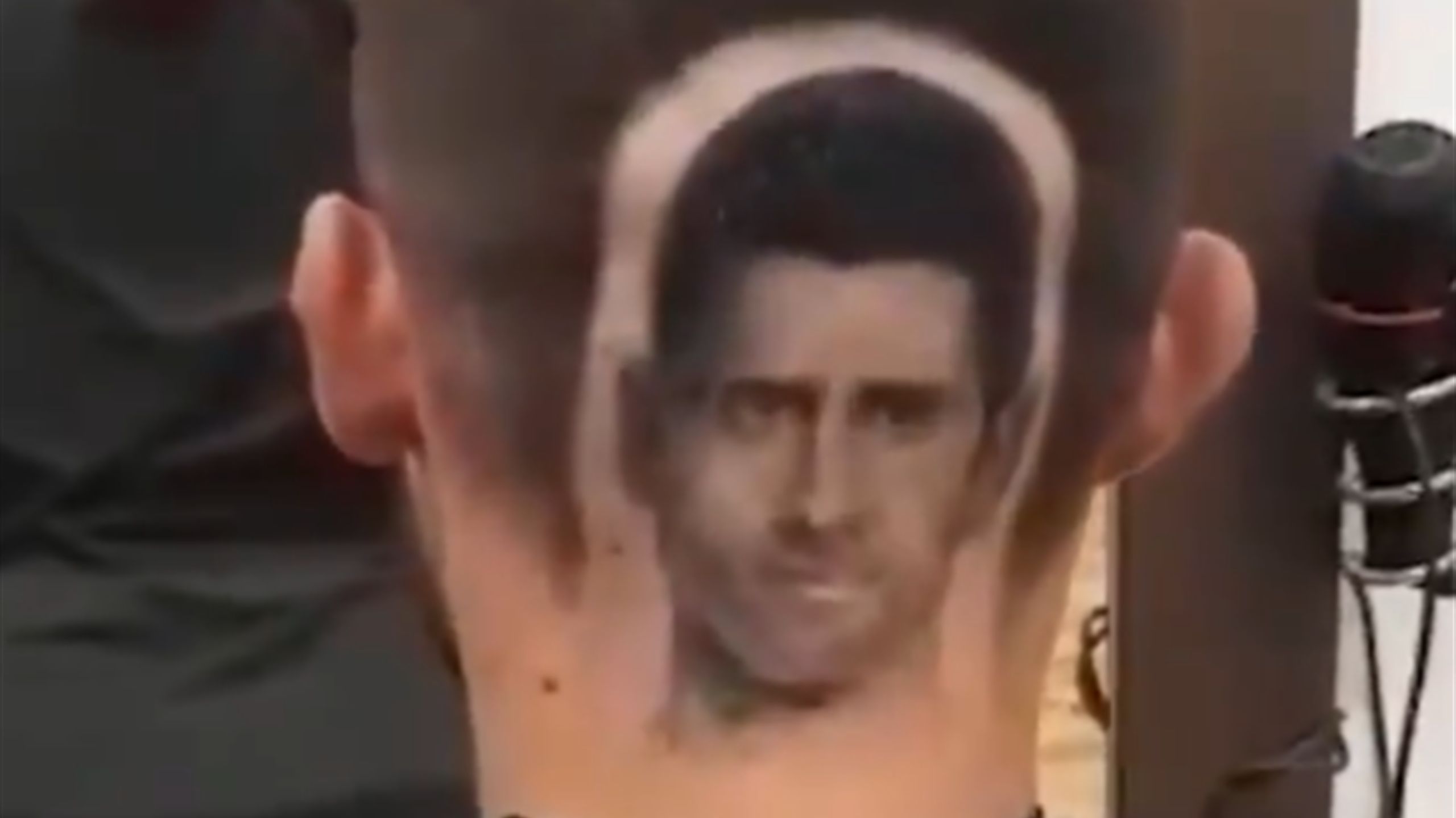 Djokovic Fan Zeigt Seine Liebe Am Hinterkopf Mit Haar Portrat Des Superstars Eurosport