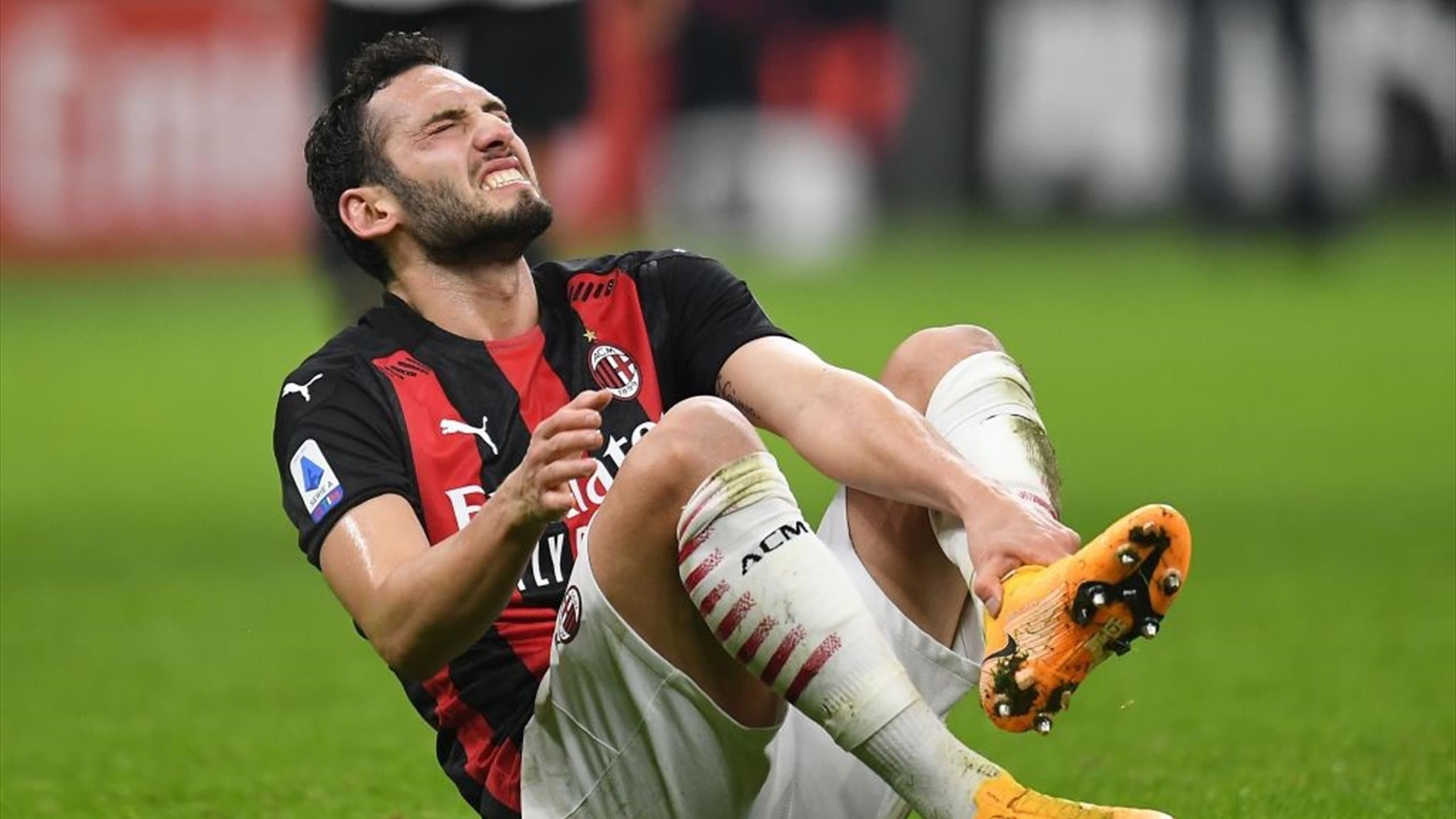 serie a milan in ansia per hakan calhanoglu infortunio alla caviglia sinistra salta il torino eurosport
