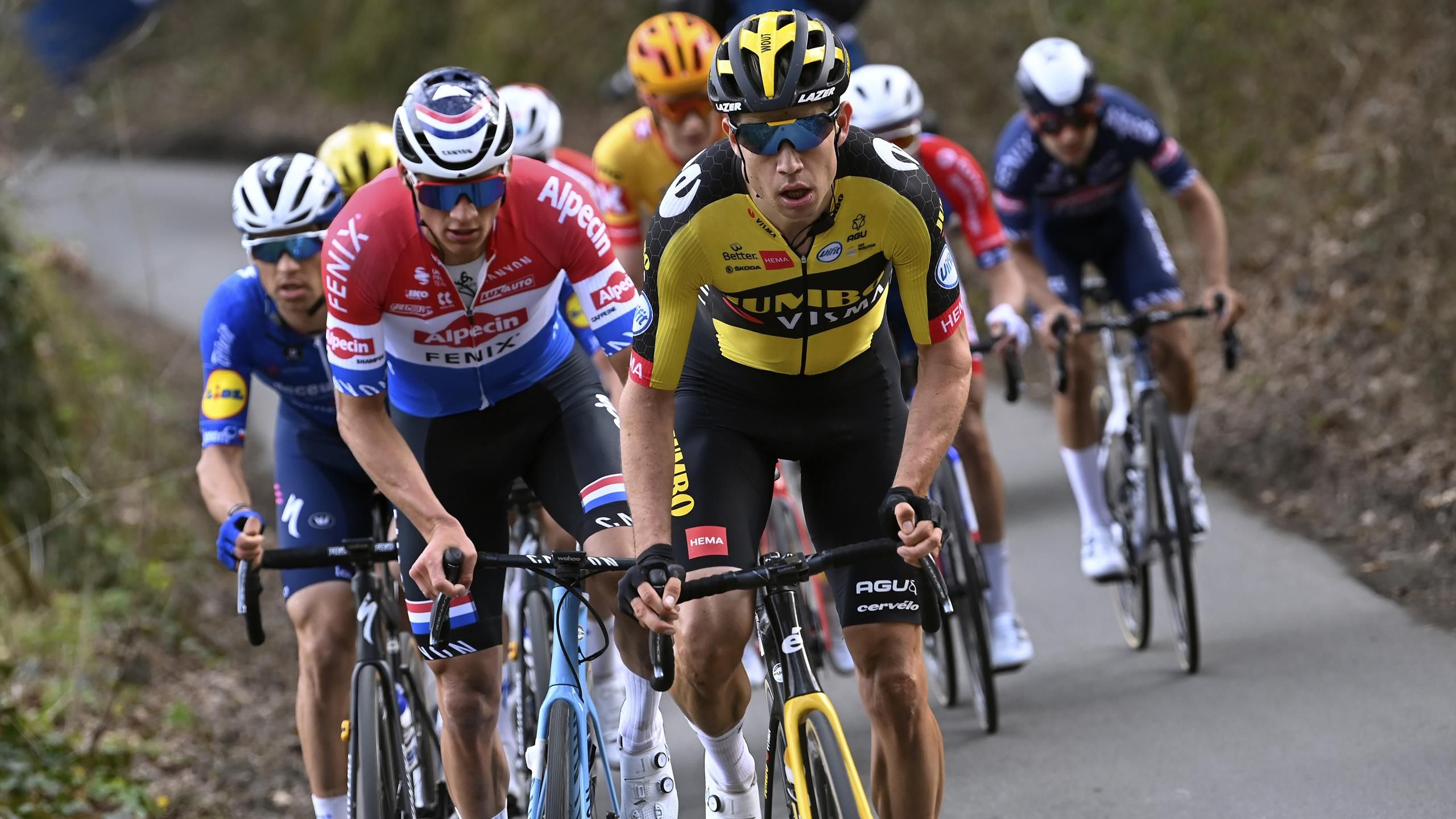 domingo de pascoa e dia de duelo entre van aert e van der poel eurosport