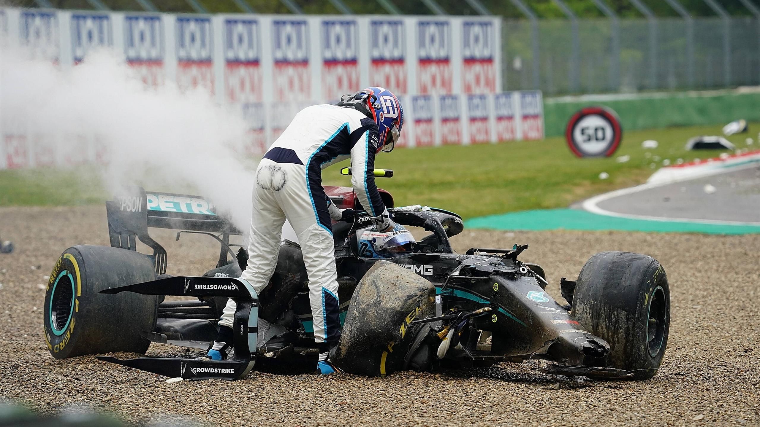 George Russell et Valtteri Bottas lors de leur crash à Imola. Bien que jugé fautif par Mercedes, c'est bien le Britannique qui récupère le bien du Finlandais pour 2022.