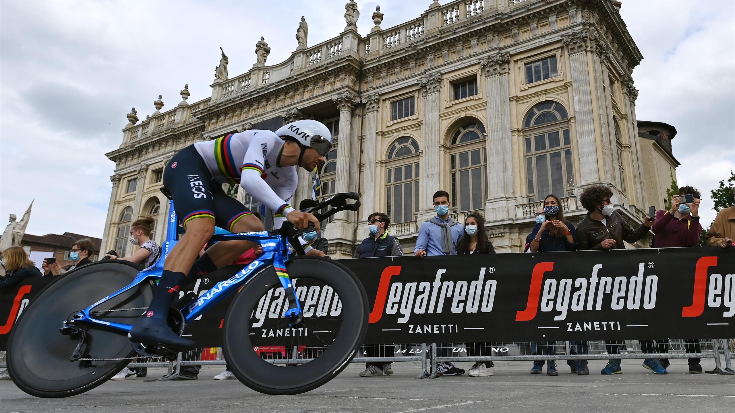 Giro D Italia 2021 1 Etappe Ganna Wiederholt Im Zeitfahren Triumph Aus Dem Vorjahr Radsport Video Eurosport