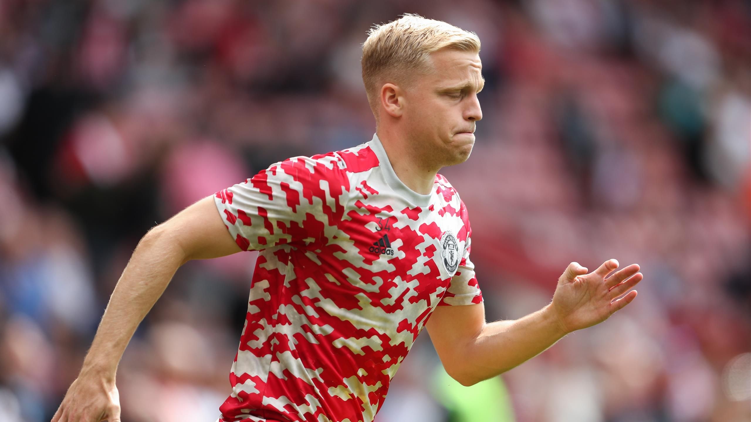 Opinion: Manchester United will break Donny van de Beek's spirit - they should sell him or play him