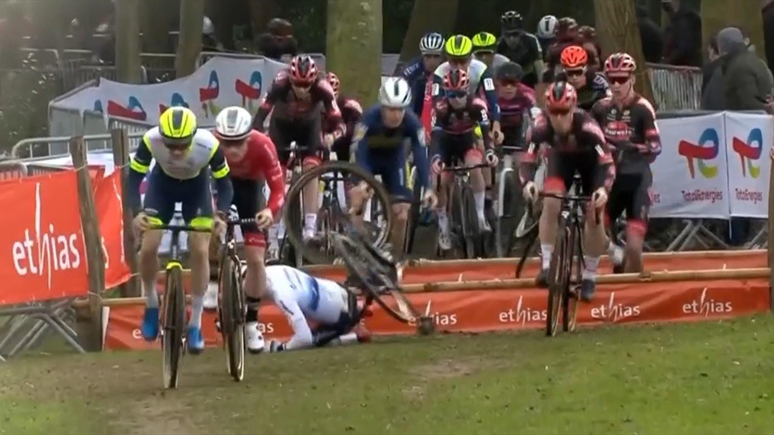 Ciclocross, Ethias Cross - Van der Haar a terra dopo le tavole: la bici gli  ricade sulla schiena. Per fortuna riparte - Ciclocross video - Eurosport