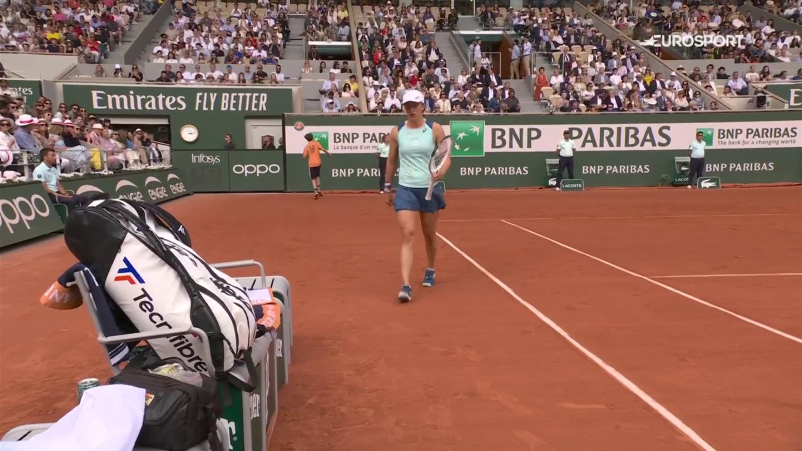 Very comfortable - Ruthless Iga Swiatek breaks Coco Gauff in opening game of French Open final - Tennis video