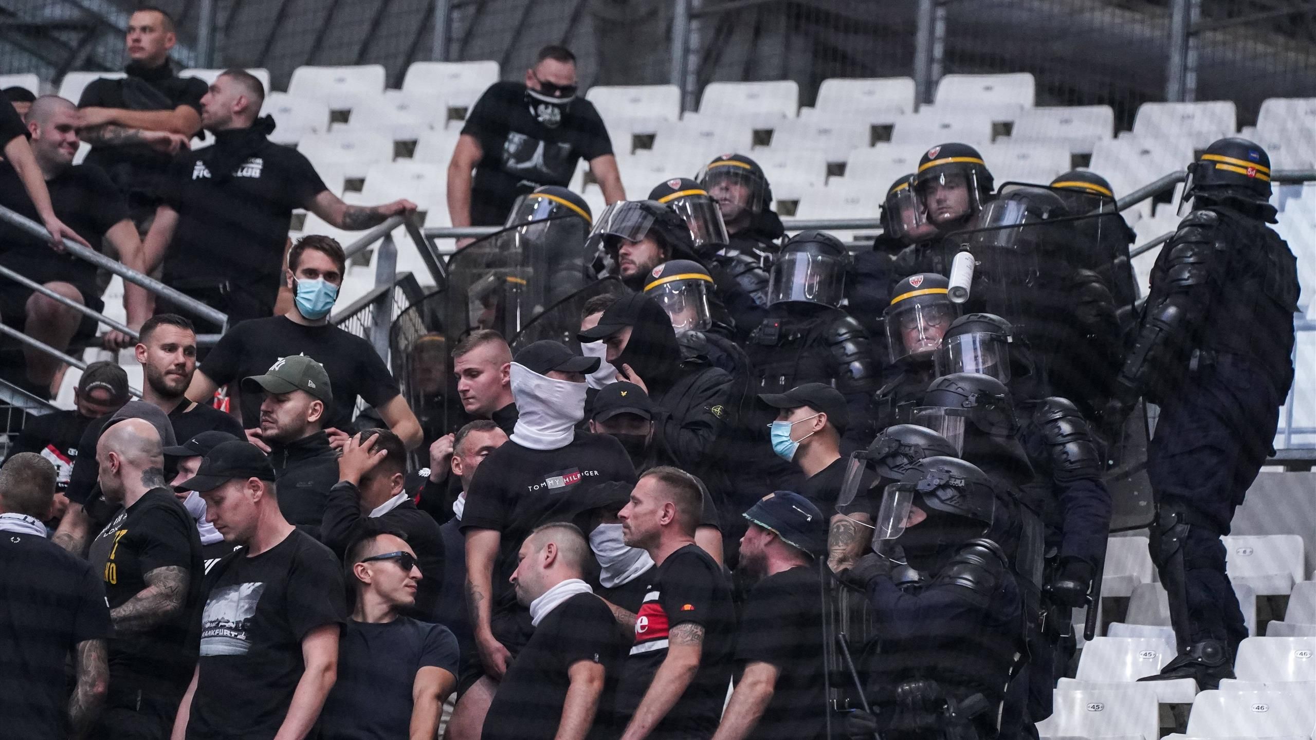OM - Eintracht Francfort - Saluts nazis, fumigènes : Ambiance tendue au  Vélodrome - Eurosport