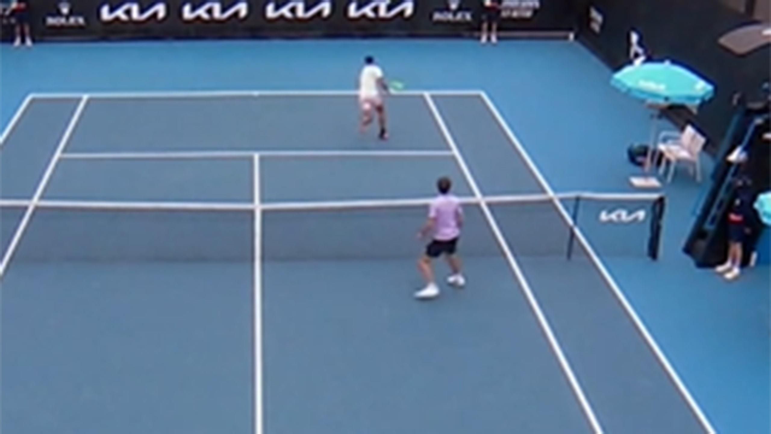 Australian Open 2023 Traumpunkt! Ernesto Escobedo gelingt Winner aus der Drehung - Tennis Video