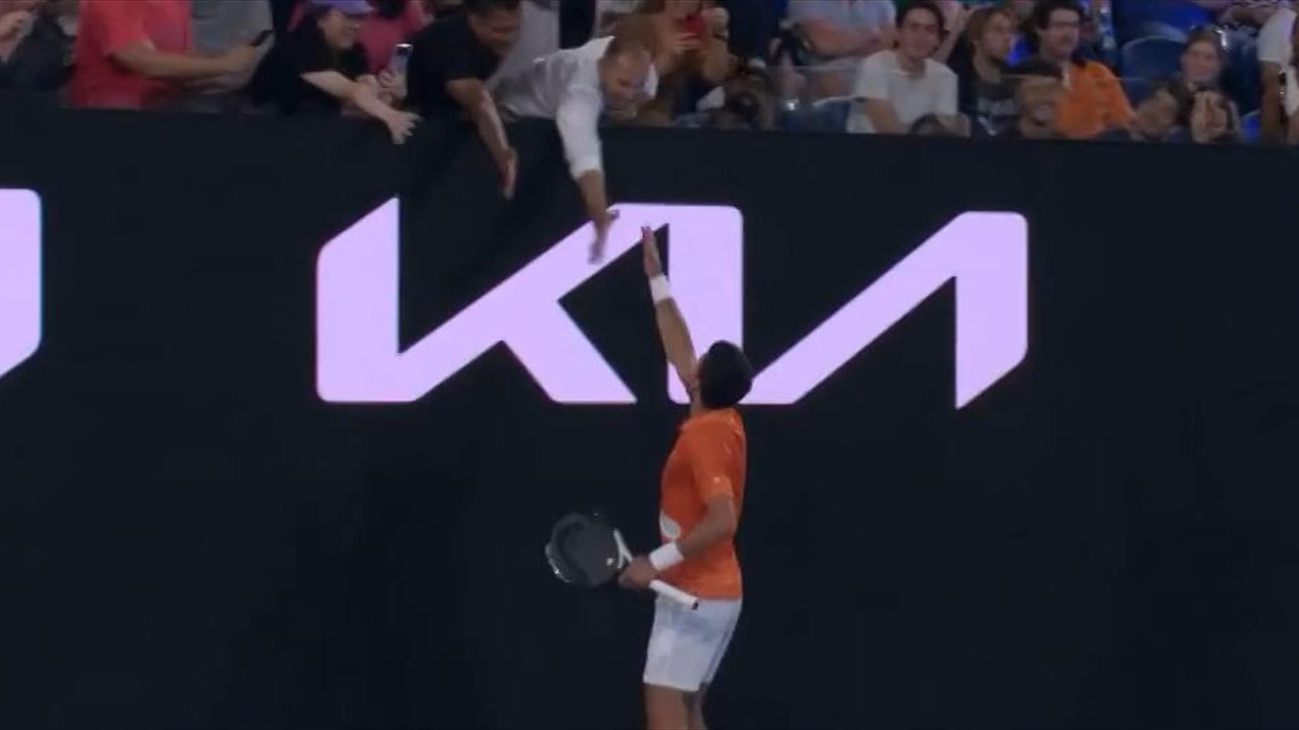 Australian Open Novak Djokovic lässt sich gegen Nick Kyrgios von Fan coachen - Serbe schnappt sich Punkt - Tennis Video