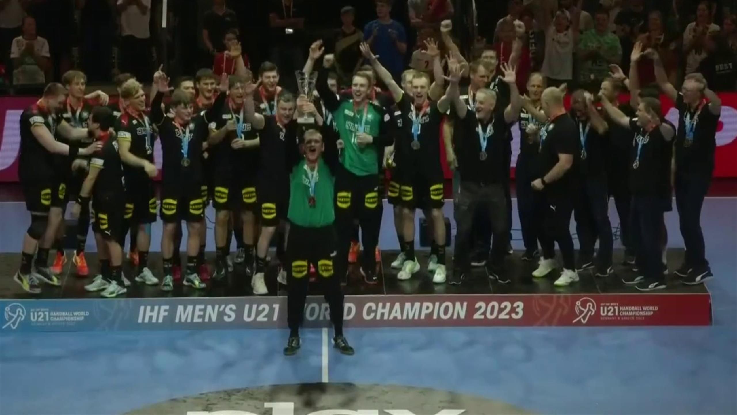 U21-WM Deutschland stemmt Pokal in die Höhe - DHB-Handballer krönen sich in Berlin zum Weltmeister - Handball Video