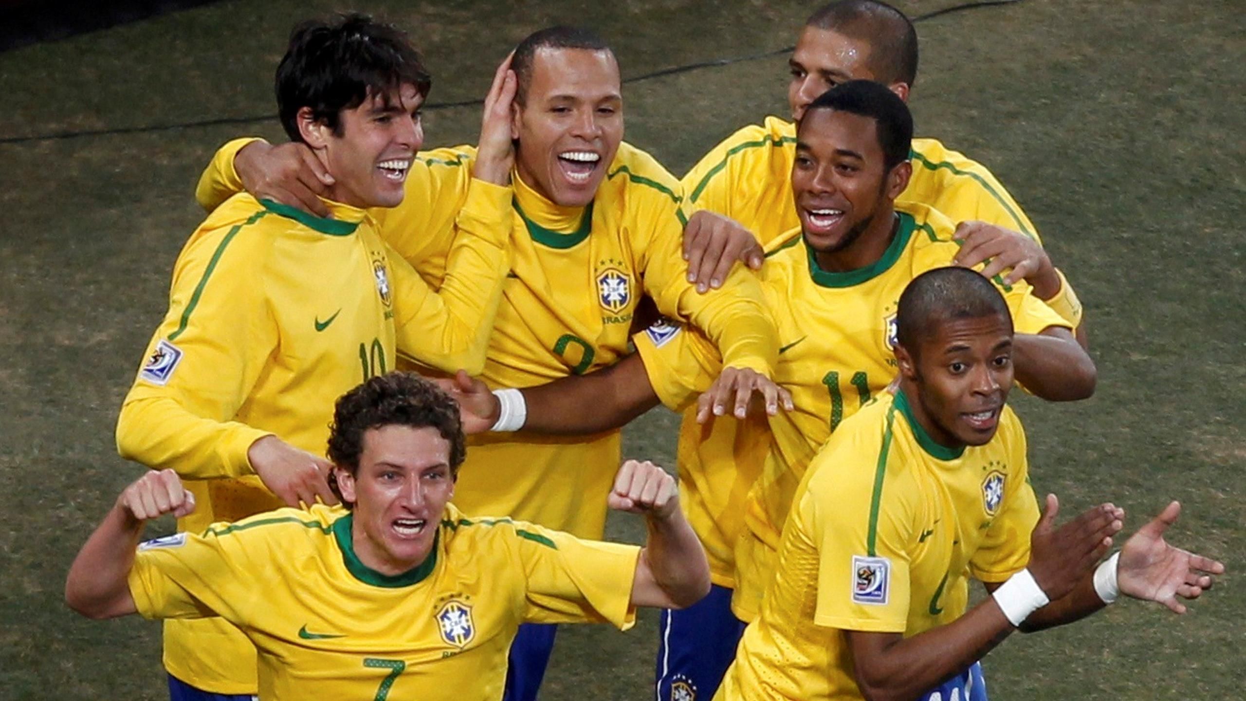 Brazil claim last-16 spot - Eurosport