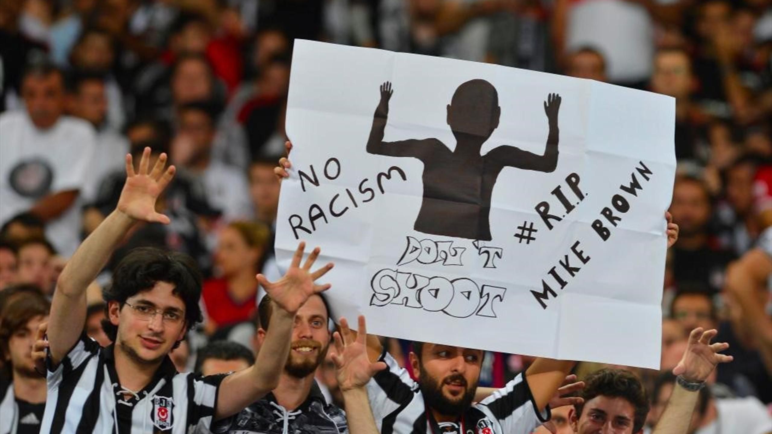 During the Arsenal match, Besiktas fans display a banner reading “No to Racism,” “Rest in Peace Mike Brown,” and “Don’t Shoot” next to the silhouette of a Black youth, August 14, 2014, Istanbul, Türkiye. (Photo via Eurosport)