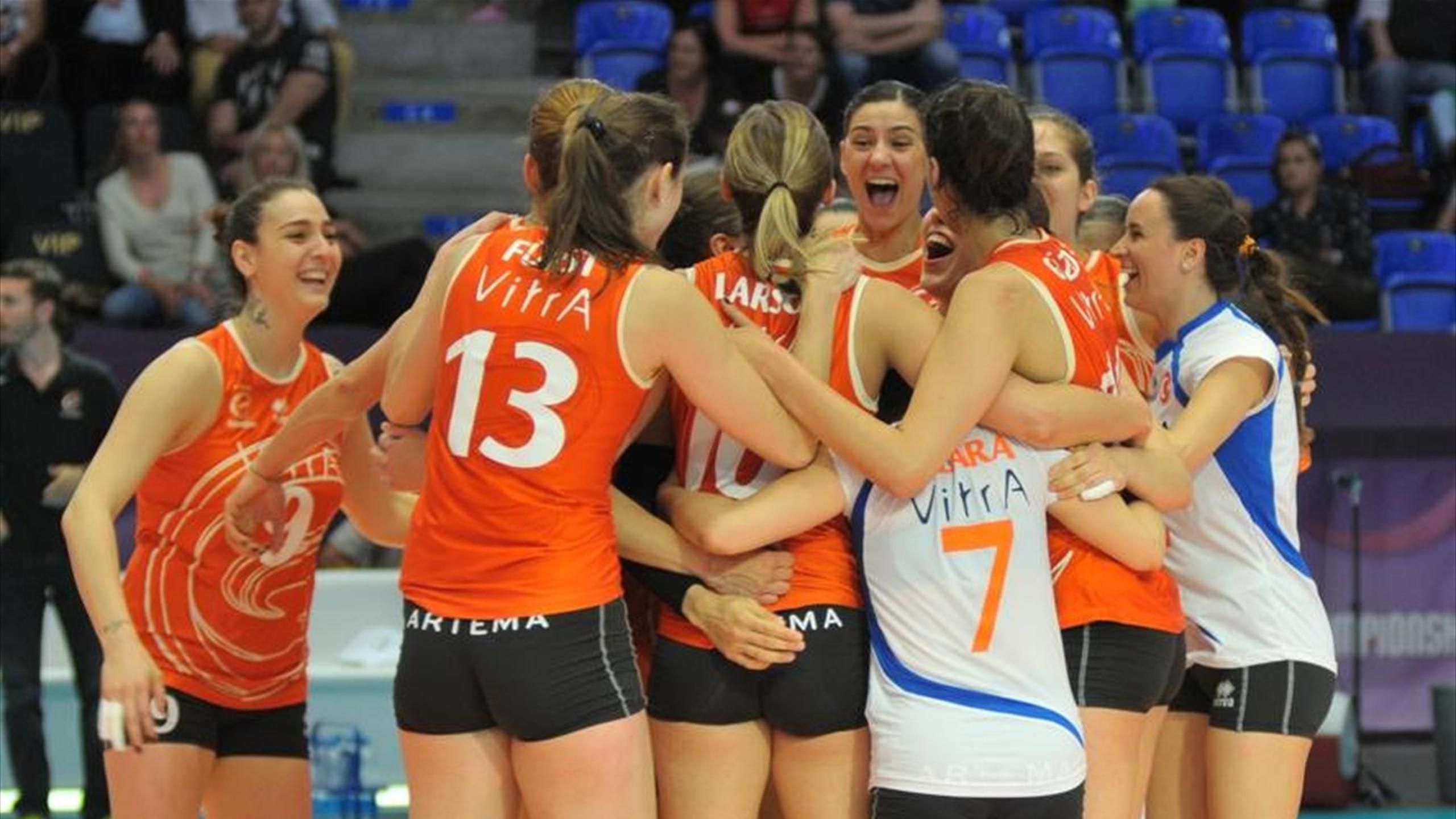 عکس بشرا جانسو در زمین والیبال