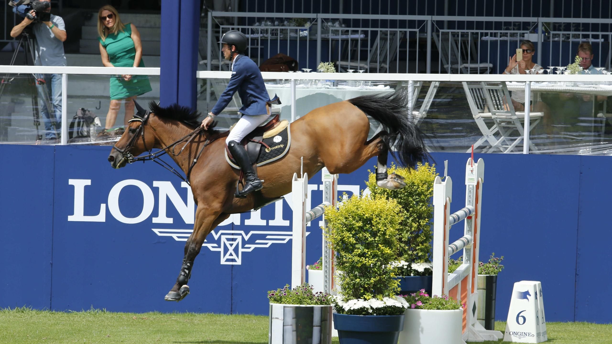 Brash creates showjumping history by winning Grand Slam Eurosport
